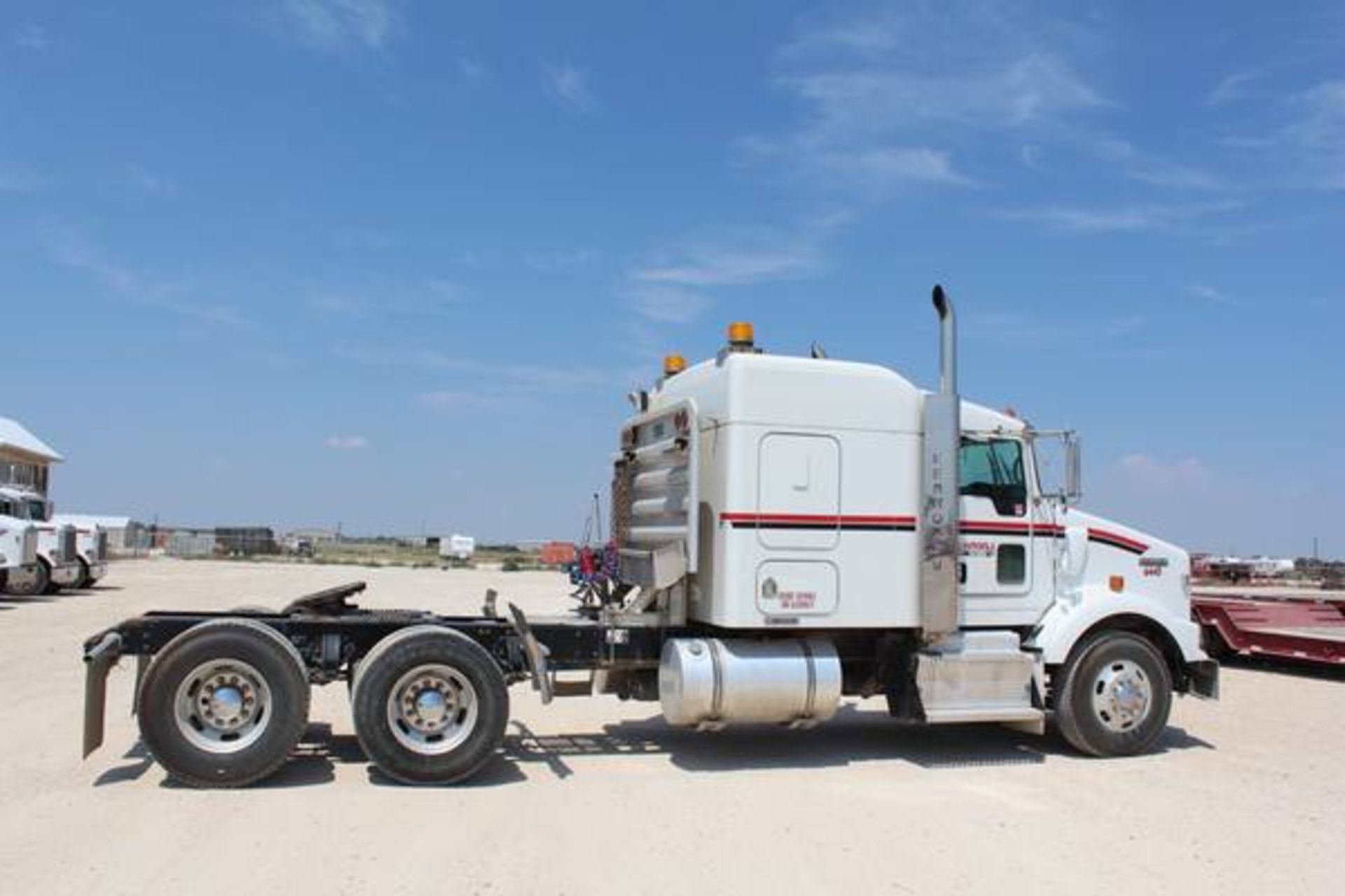 Kenworth Model T800  Tandem Axle Sleeper Semi Tractor ; VIN: 1XKDD49X9BJ288521  (2011); Cummins - Image 5 of 19