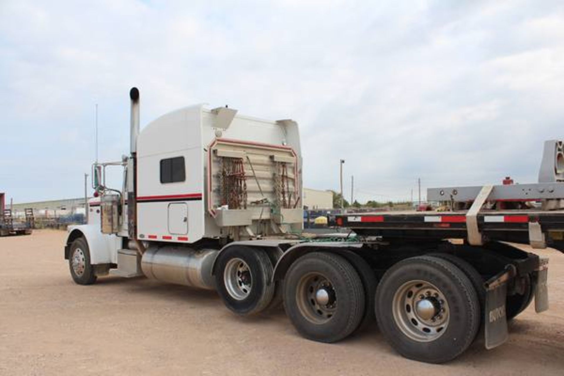 Peterbilt Model 389  Tri-Axle Sleeper Semi Tractor ; VIN: 1XPXD40X39D777784  (2009); Cummins ISX 485 - Image 4 of 22