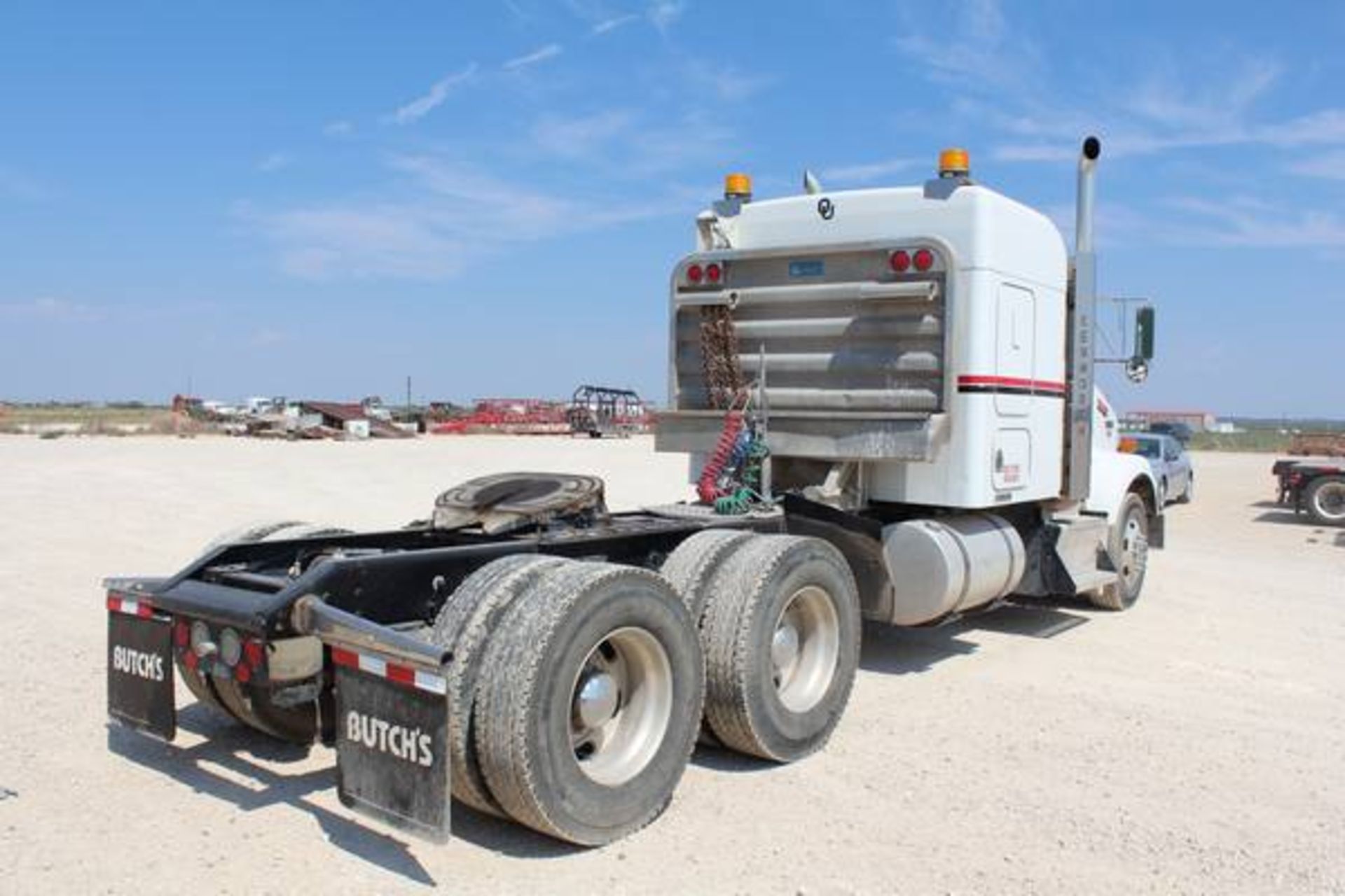 Kenworth Model T800  Tandem Axle Sleeper Semi Tractor ; VIN: 1XKDD49X7BJ288520  (2011); Cummins - Image 4 of 18