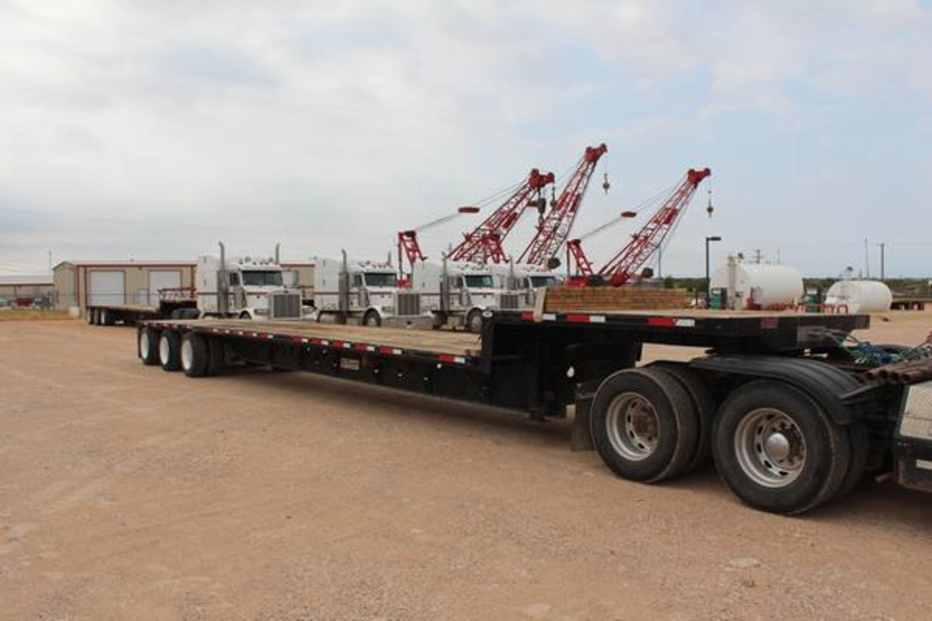 Transcraft Model DTL3000  50-Ton Tri-Axle   Drop Deck Flatbed Trailer ; VIN: 1TTE533S6E3768551  ( - Image 8 of 11