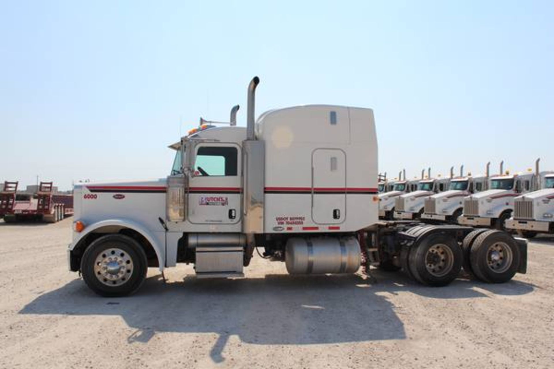 Peterbilt Model 379  Tandem Axle Sleeper Semi Tractor ; VIN: 1XP5DB9X97D650355  (2007); CAT C15 - Image 2 of 15