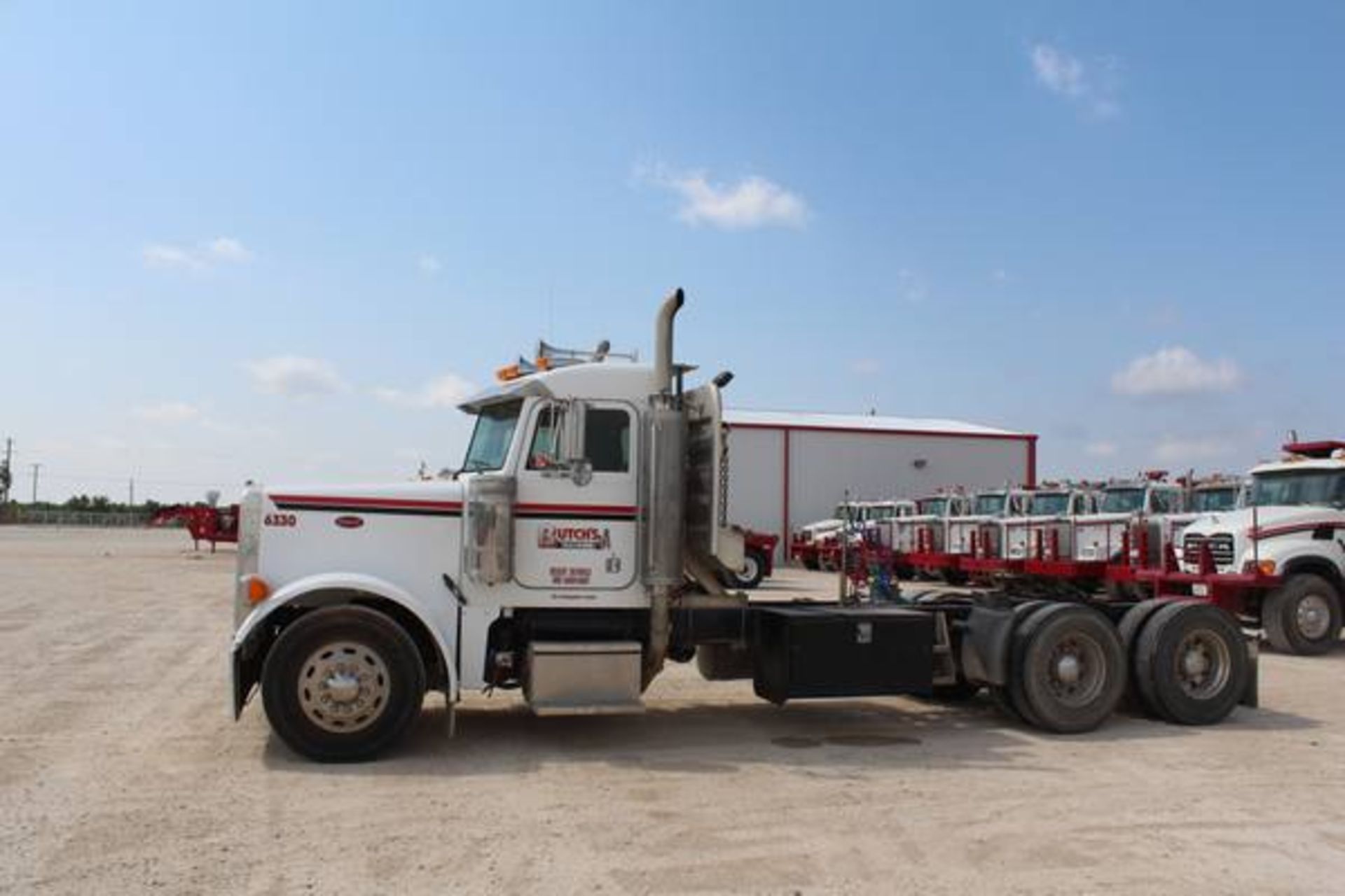 Peterbilt Model 379  Tandem Axle Day Cab Semi Tractor ; VIN: 1XP5DB9X15N845681  (2005); CAT C15 - Image 2 of 19