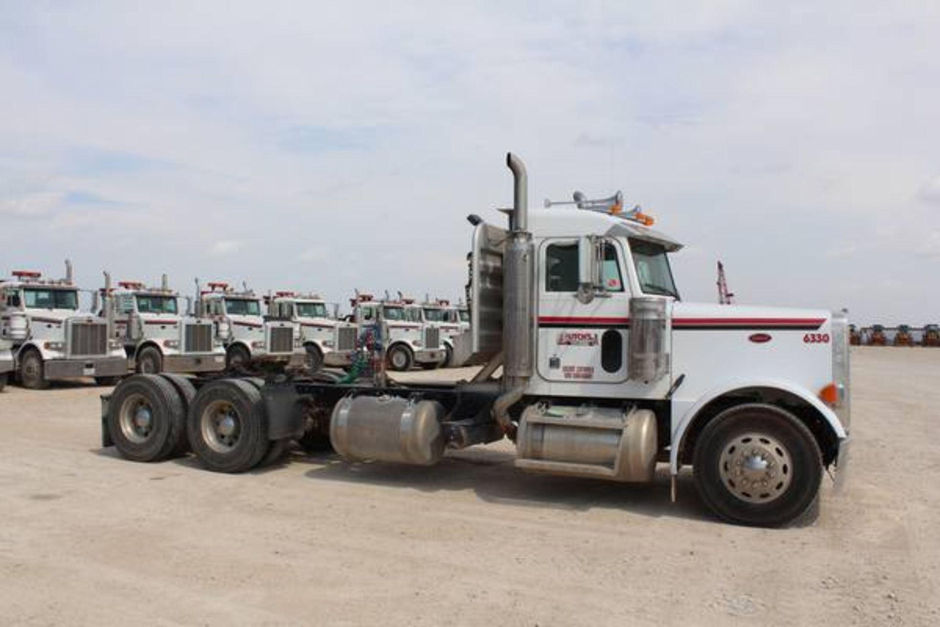 Peterbilt Model 379  Tandem Axle Day Cab Semi Tractor ; VIN: 1XP5DB9X15N845681  (2005); CAT C15 - Image 7 of 19