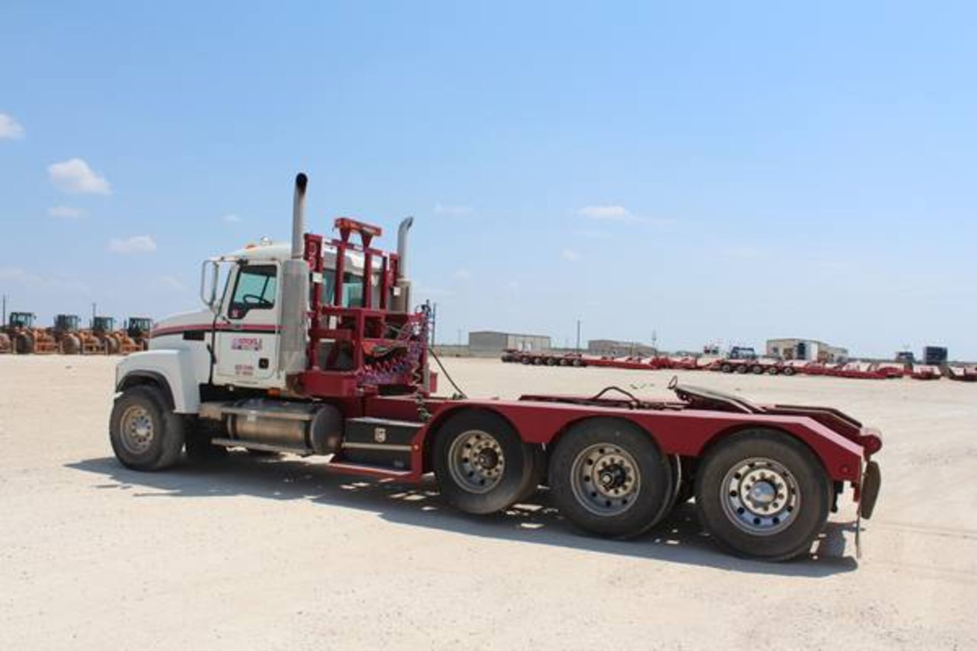 Mack Model CHN613  Tri-Axle Winch Semi Tractor ; VIN: 1MIAJO7Y27N009664  (2007); Day Cab, Mack E7 - Image 3 of 20