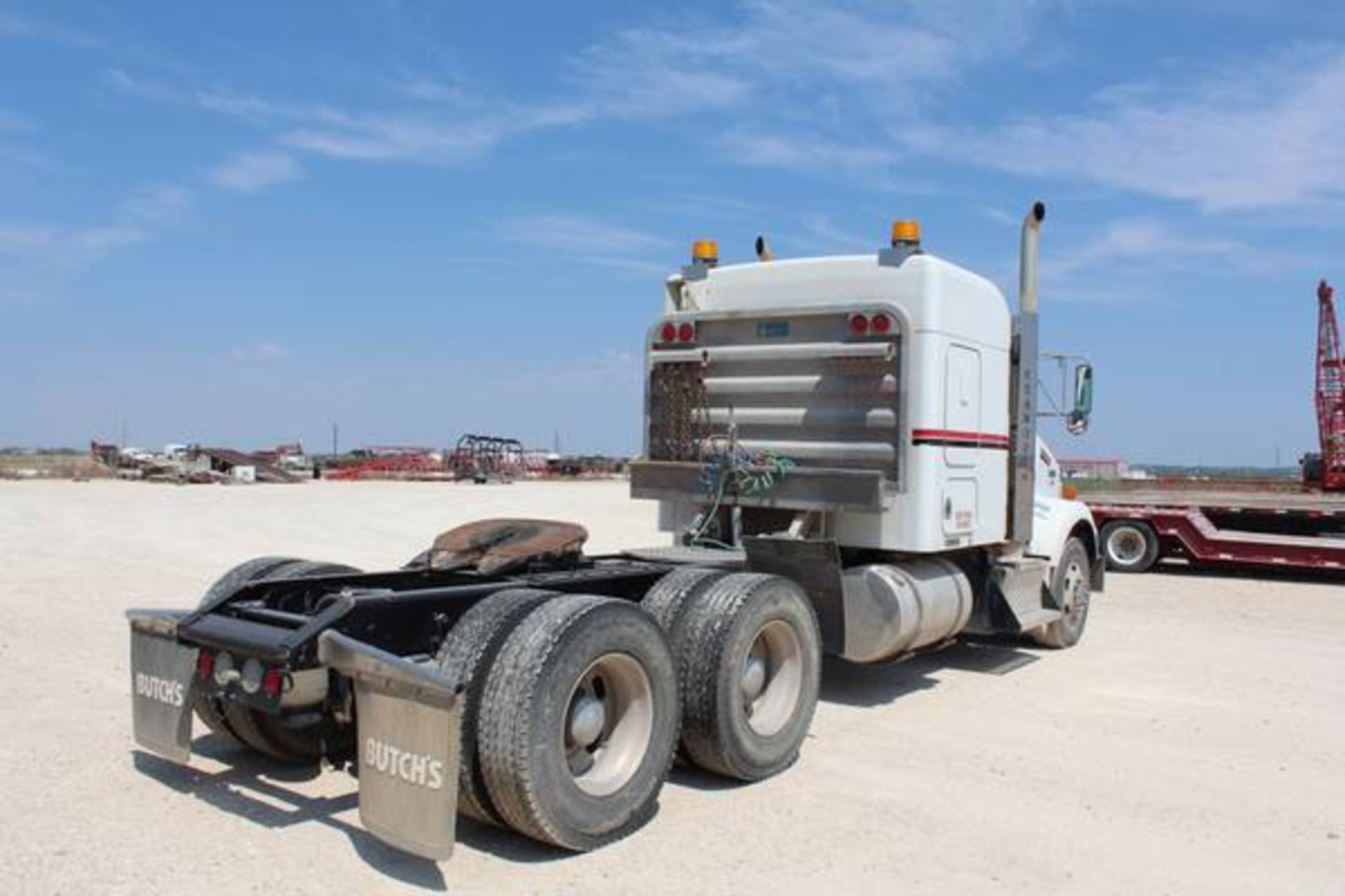 Kenworth Model T800  Tandem Axle Sleeper Semi Tractor ; VIN: 1XKDD49X2BJ288523  (2011); Cummins - Image 4 of 18