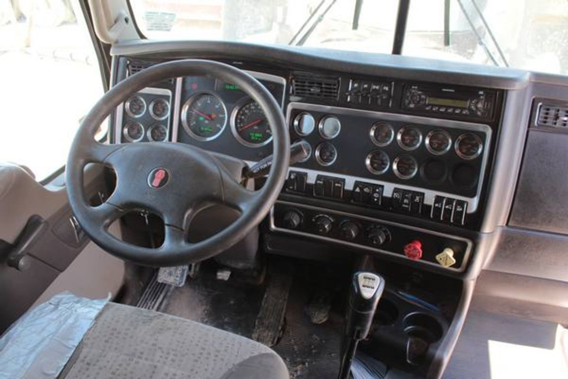 Kenworth Model T800  Tandem Axle Sleeper Semi Tractor ; VIN: 1XKDD49X9BJ288521  (2011); Cummins - Image 12 of 19