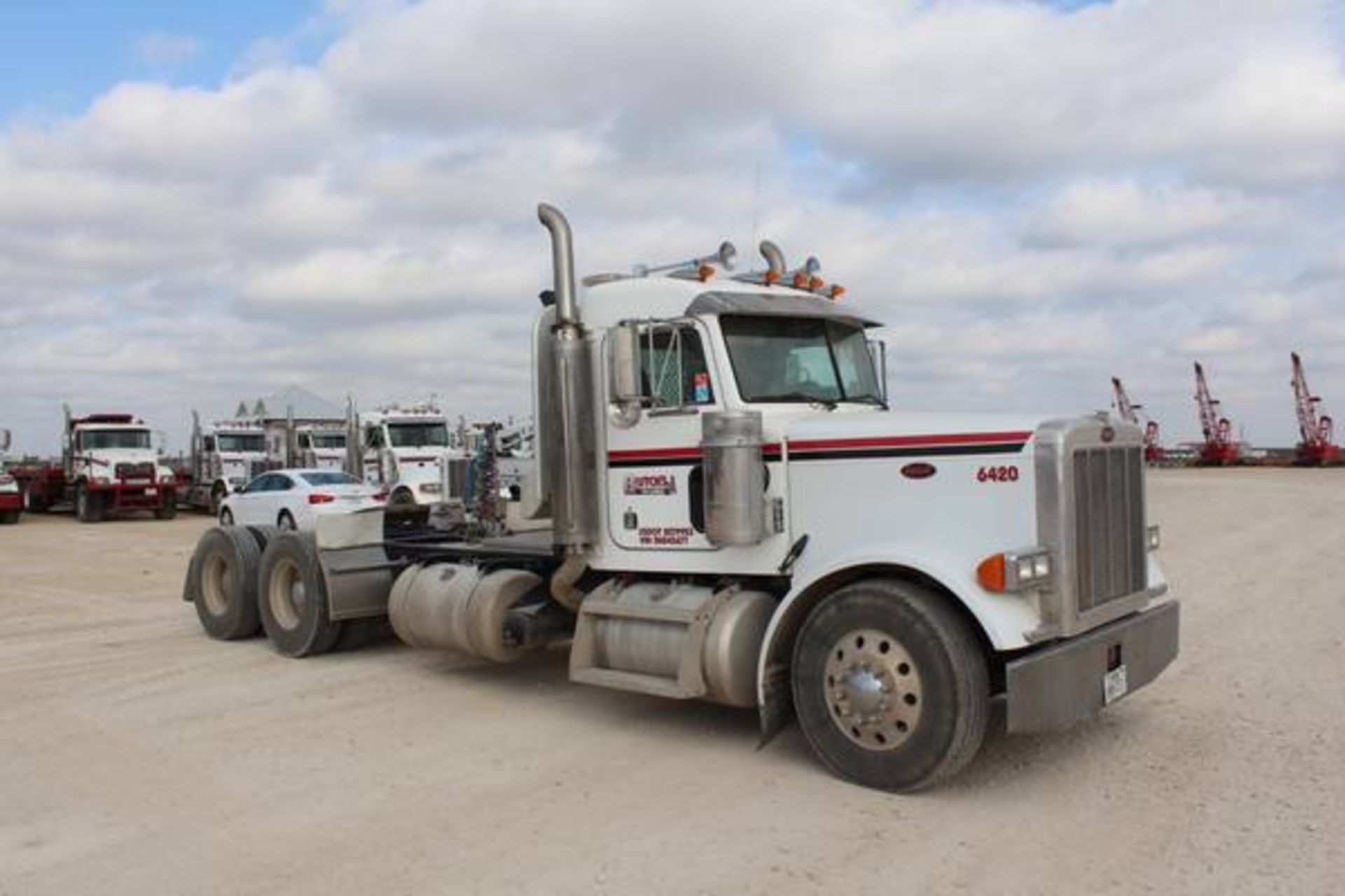 Peterbilt Model 379  Tandem Axle Day Cab Semi Tractor ; VIN: 1XP5DB9XX5N845677  (2005); CAT C15 - Image 7 of 17