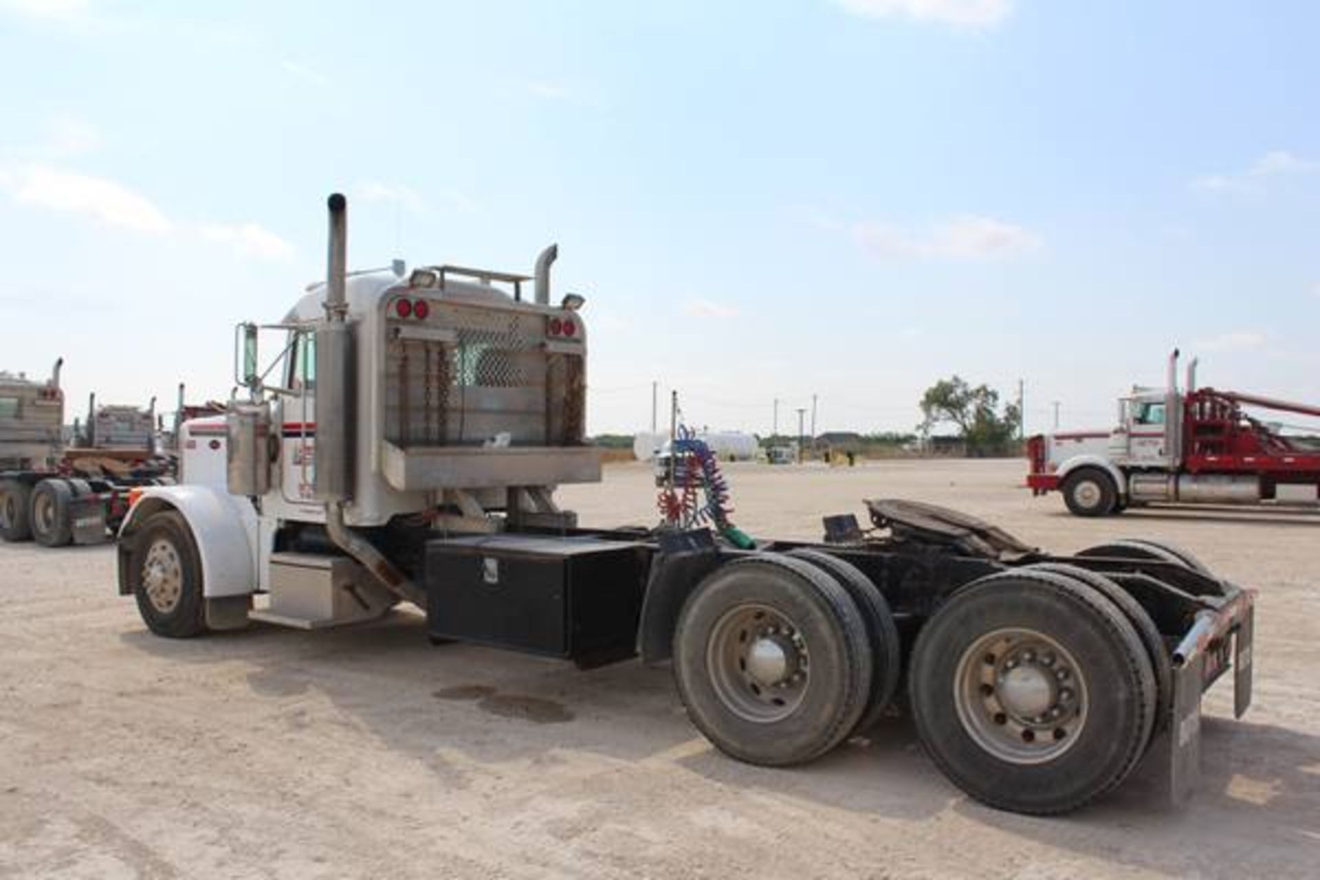 Peterbilt Model 379  Tandem Axle Day Cab Semi Tractor ; VIN: 1XP5DB9X15N845681  (2005); CAT C15 - Image 4 of 19