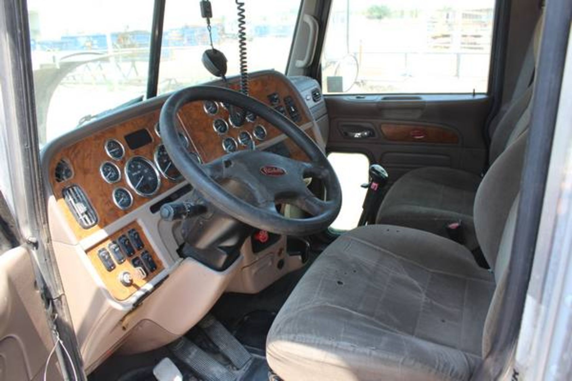 Peterbilt Model 379  Tandem Axle Day Cab Semi Tractor ; VIN: 1XP5DB9X17D660426  (2007); Cummins - Image 14 of 20