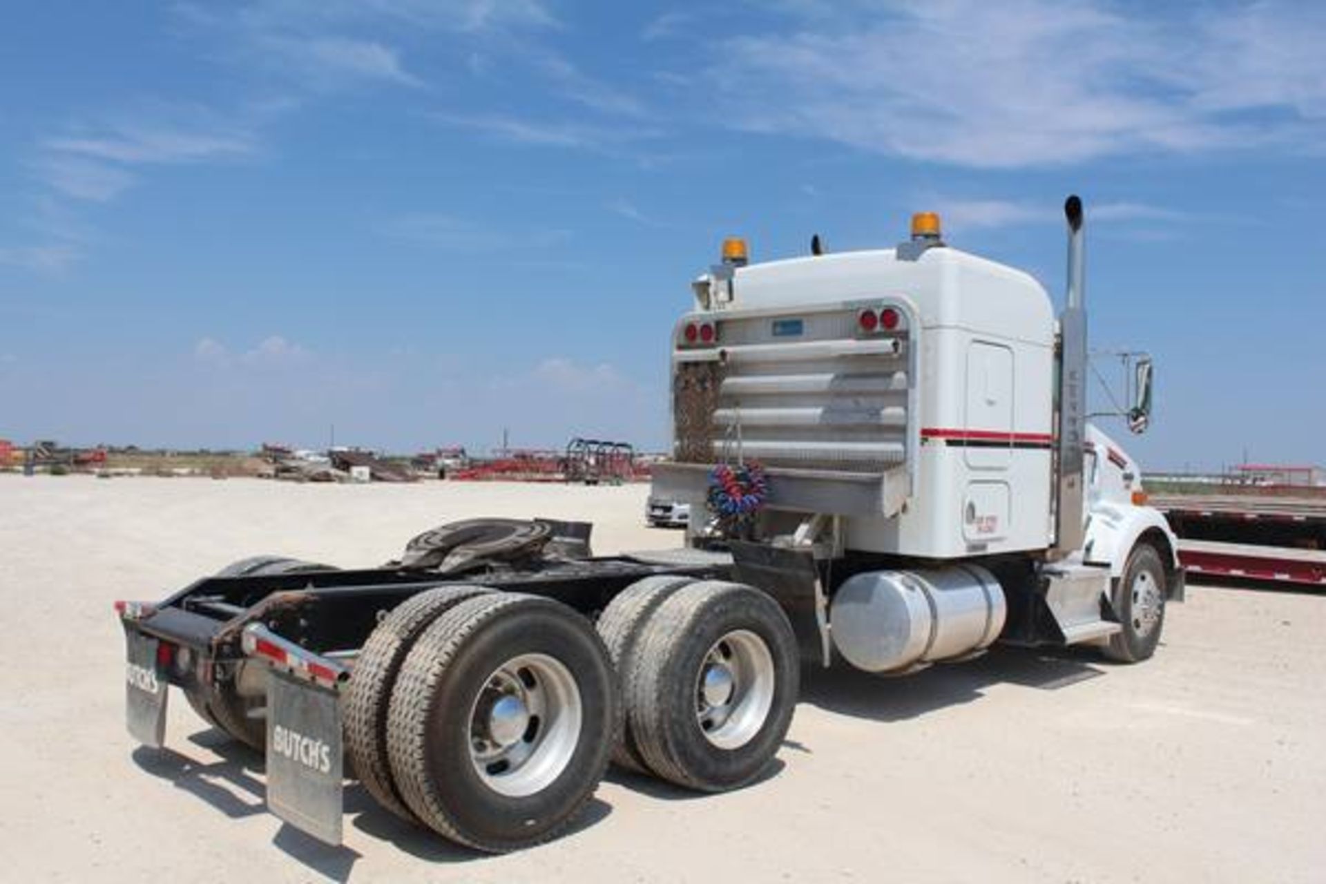 Kenworth Model T800  Tandem Axle Sleeper Semi Tractor ; VIN: 1XKDD49X9BJ288521  (2011); Cummins - Image 4 of 19