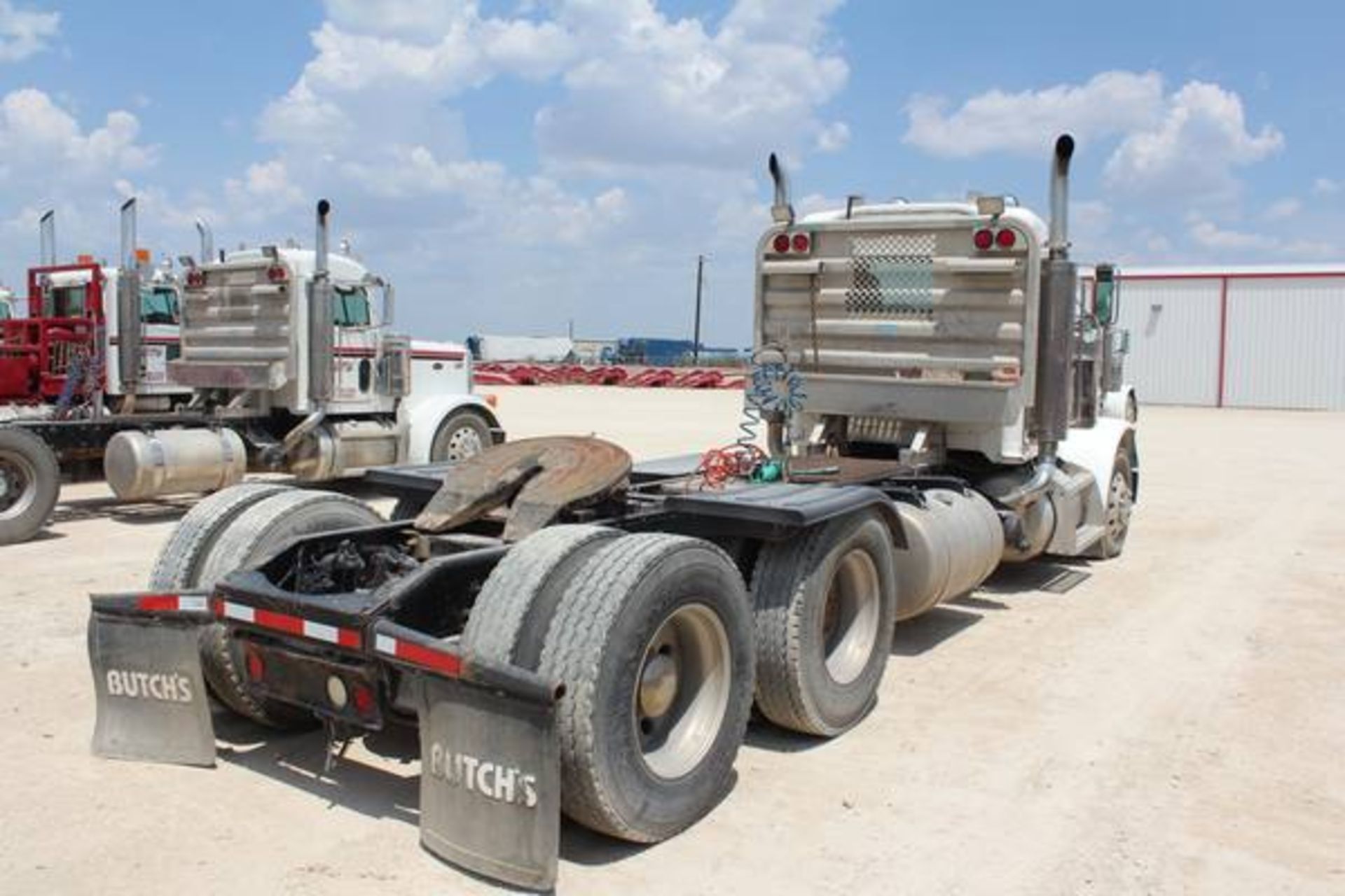 Peterbilt Model 379  Tandem Axle Day Cab Semi Tractor ; VIN: 1XP5DB9X45N845674  (2005); CAT C15 - Image 4 of 15