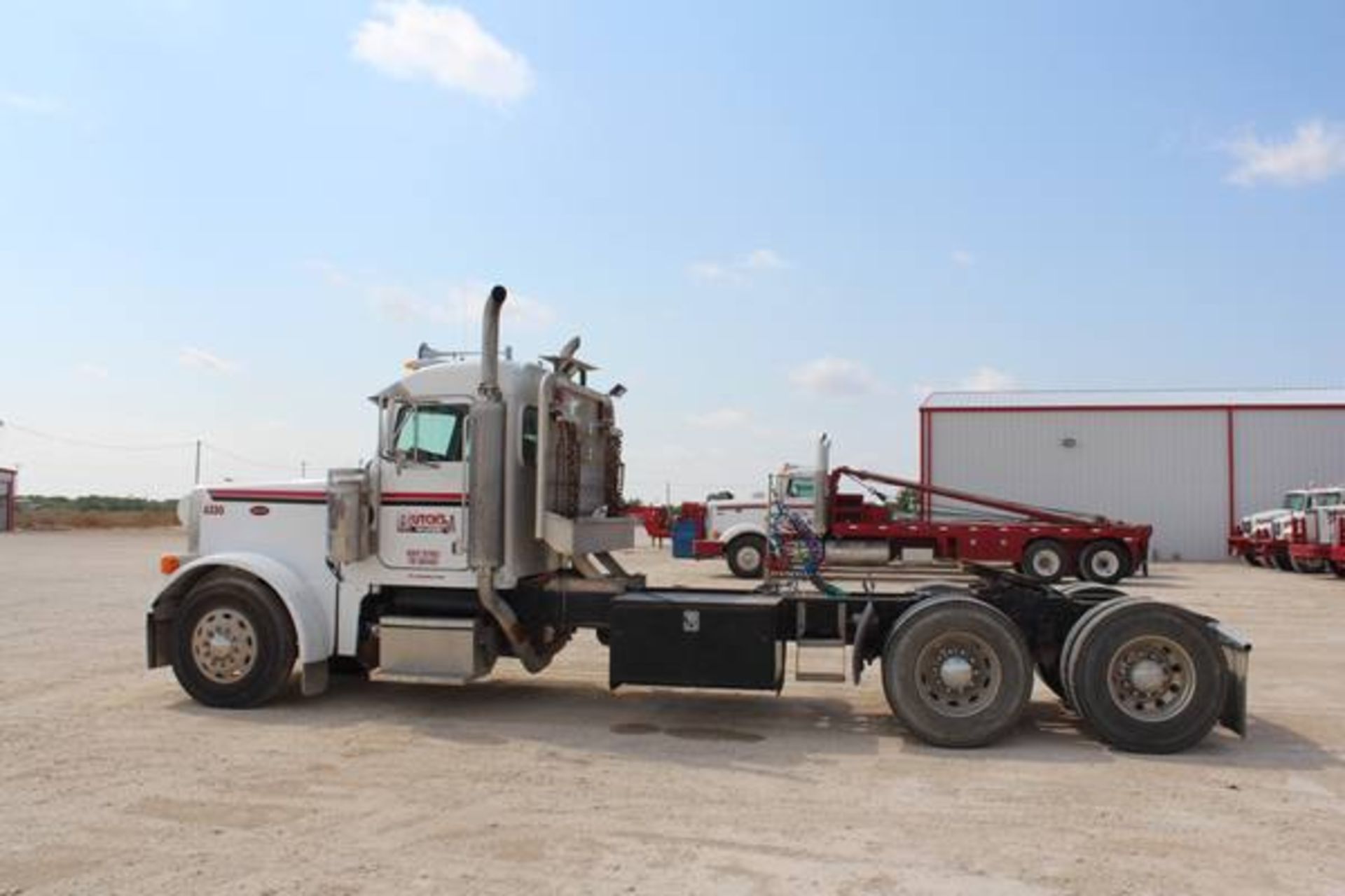 Peterbilt Model 379  Tandem Axle Day Cab Semi Tractor ; VIN: 1XP5DB9X15N845681  (2005); CAT C15 - Image 3 of 19