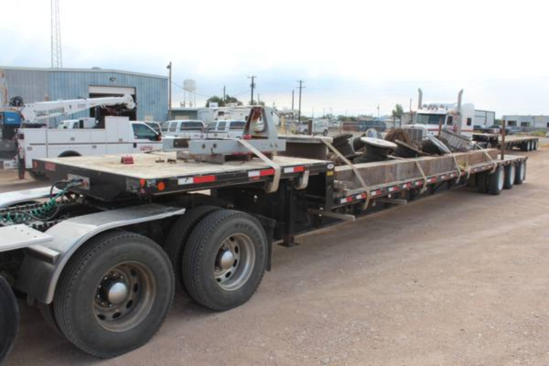 Transcraft Model DTL3000  50-Ton Tri-Axle   Drop Deck Flatbed Trailer ; VIN: 1TTE533S3E3768555  (