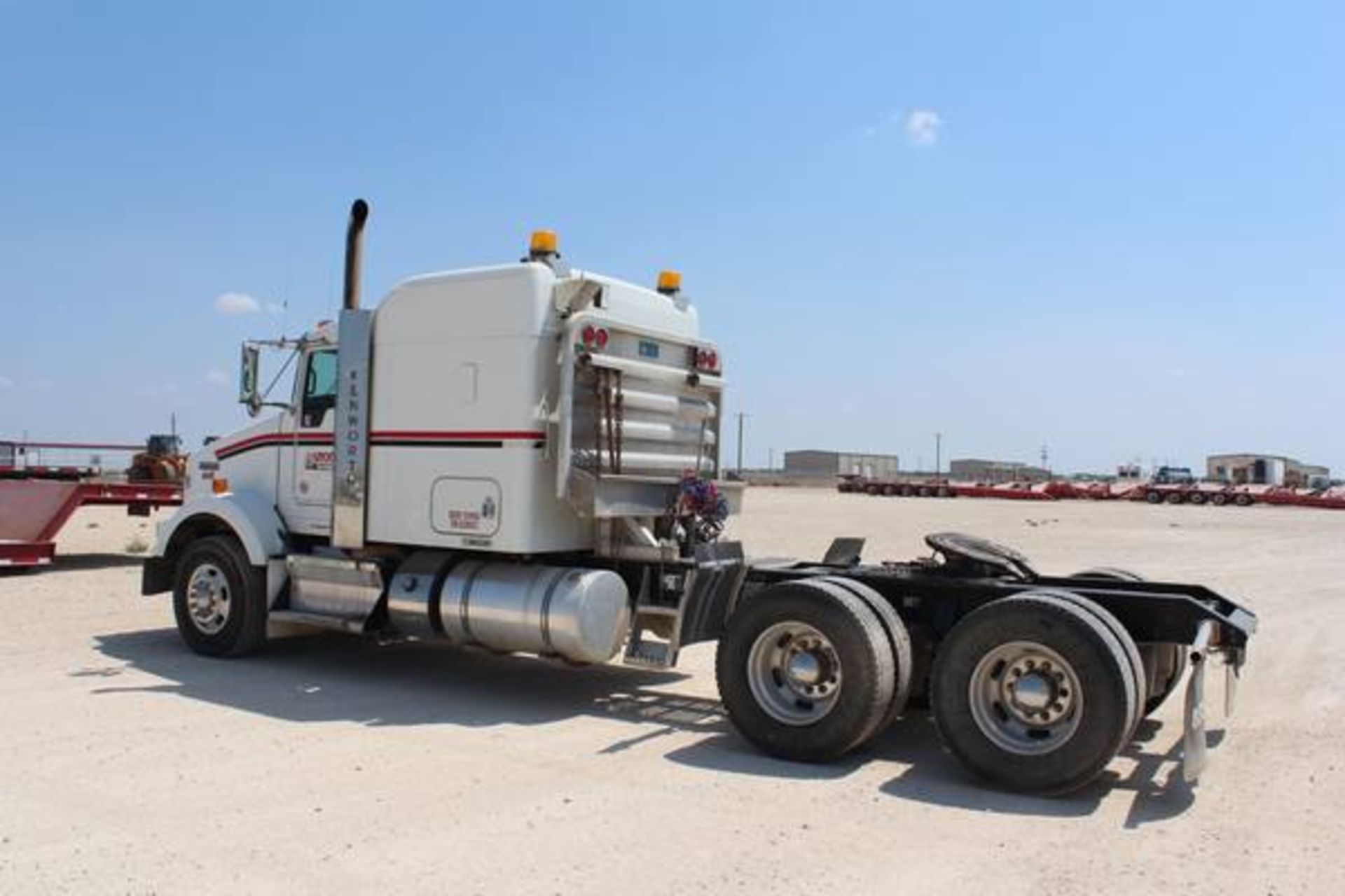 Kenworth Model T800  Tandem Axle Sleeper Semi Tractor ; VIN: 1XKDD49X9BJ288521  (2011); Cummins - Image 3 of 19