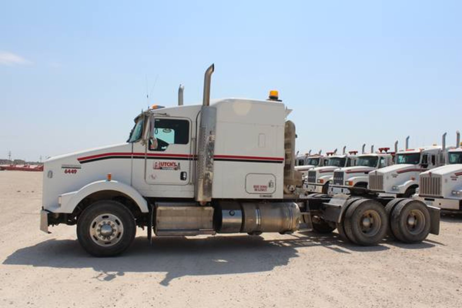 Kenworth Model T800  Tandem Axle Sleeper Semi Tractor ; VIN: 1XKDD49X2BJ288523  (2011); Cummins - Image 2 of 18