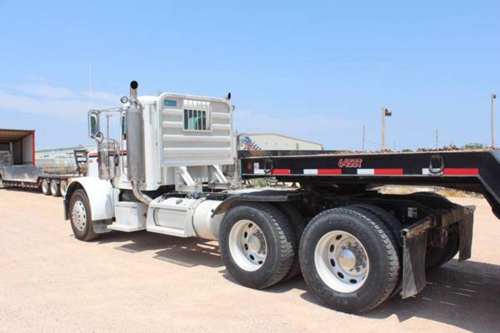 Peterbilt Model 379  Tandem Axle Day Cab Semi Tractor ; VIN: 1XP5DB9X17D660426  (2007); Cummins - Image 4 of 20