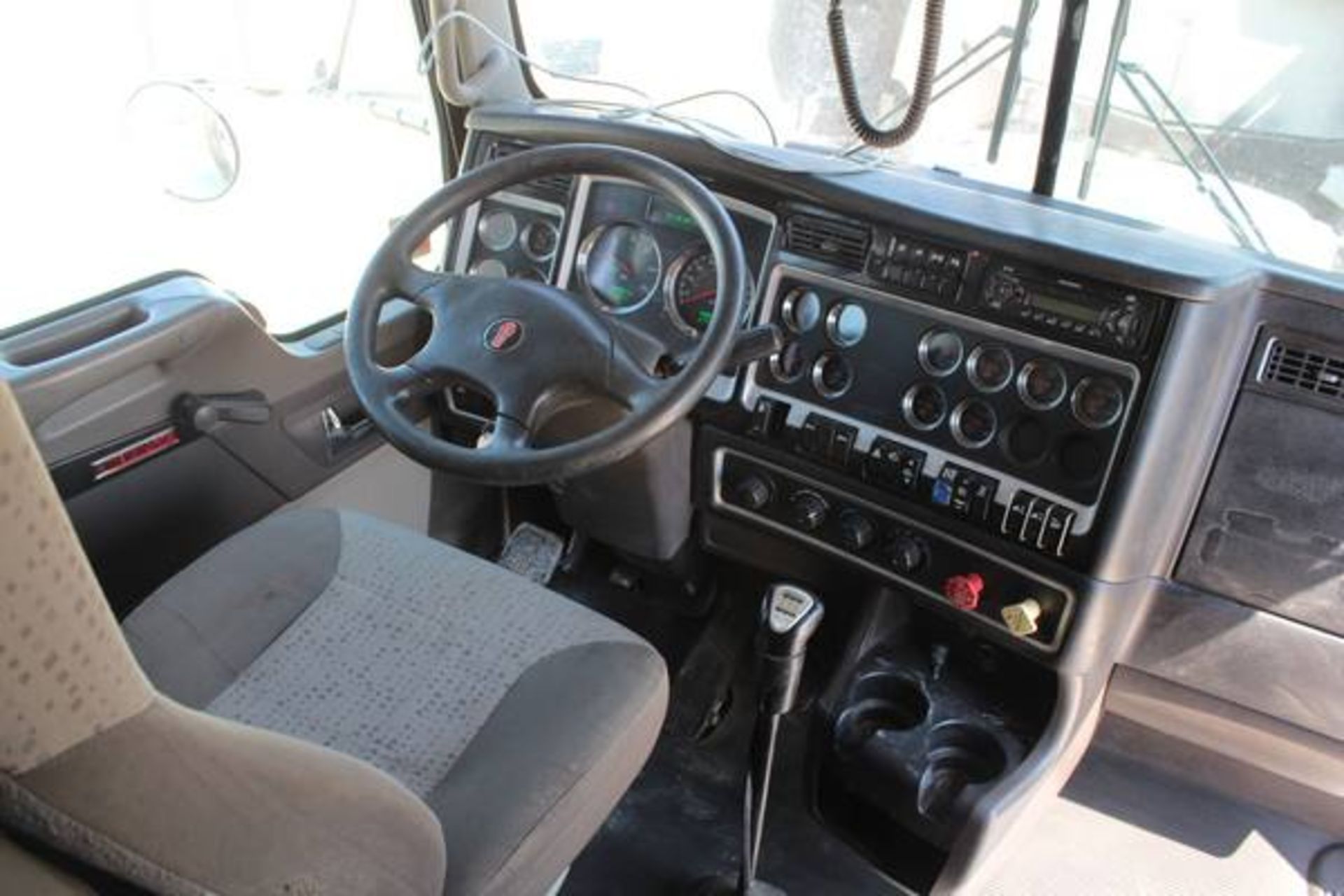 Kenworth Model T800  Tandem Axle Sleeper Semi Tractor ; VIN: 1XKDD49X0BJ288519  (2011); Cummins - Image 11 of 18