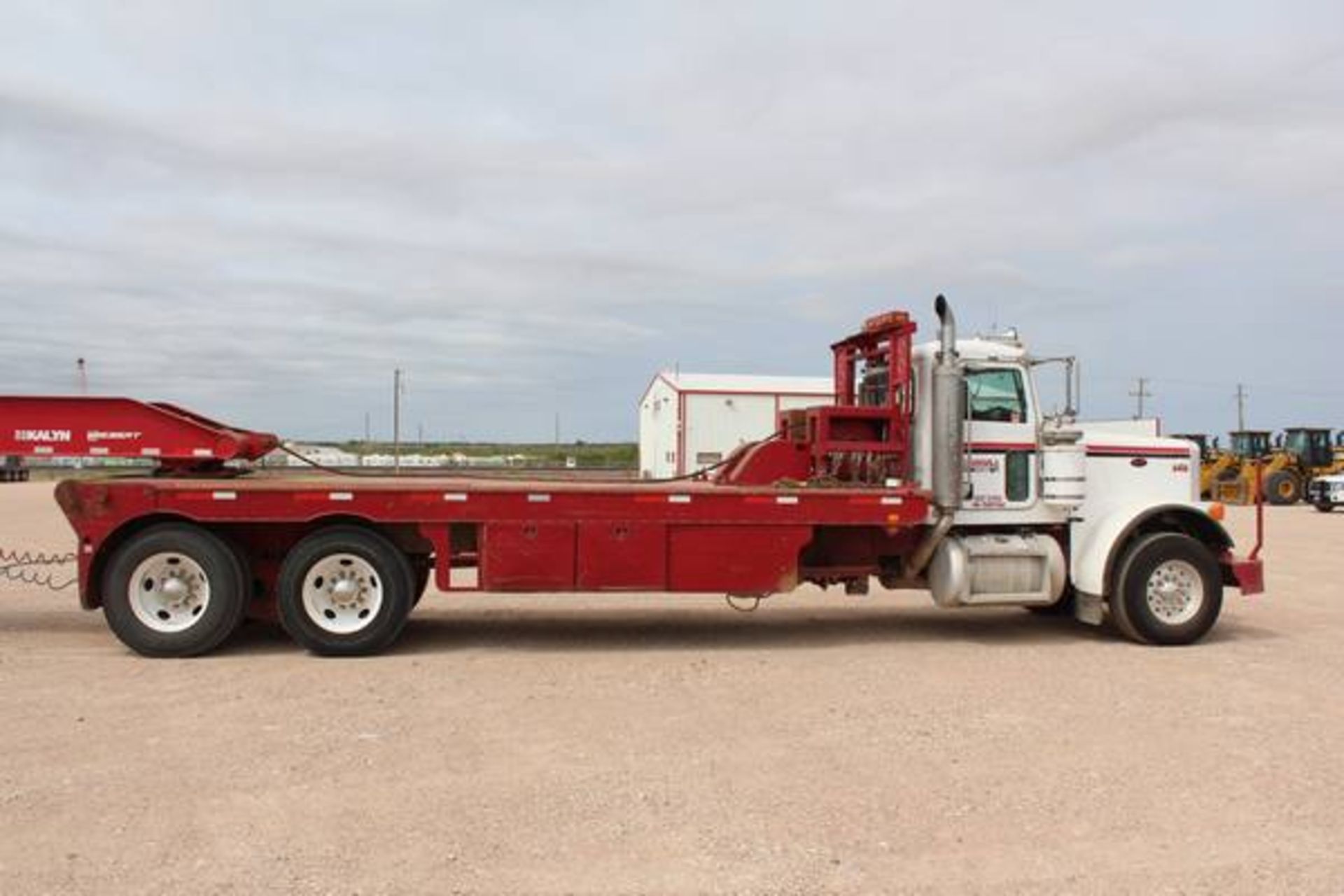 Peterbilt Model 379  Tandem Axle Winch Bed Truck ; Serial Number: 1NP5DB0X37D897362  (2007); CAT C15 - Image 9 of 26