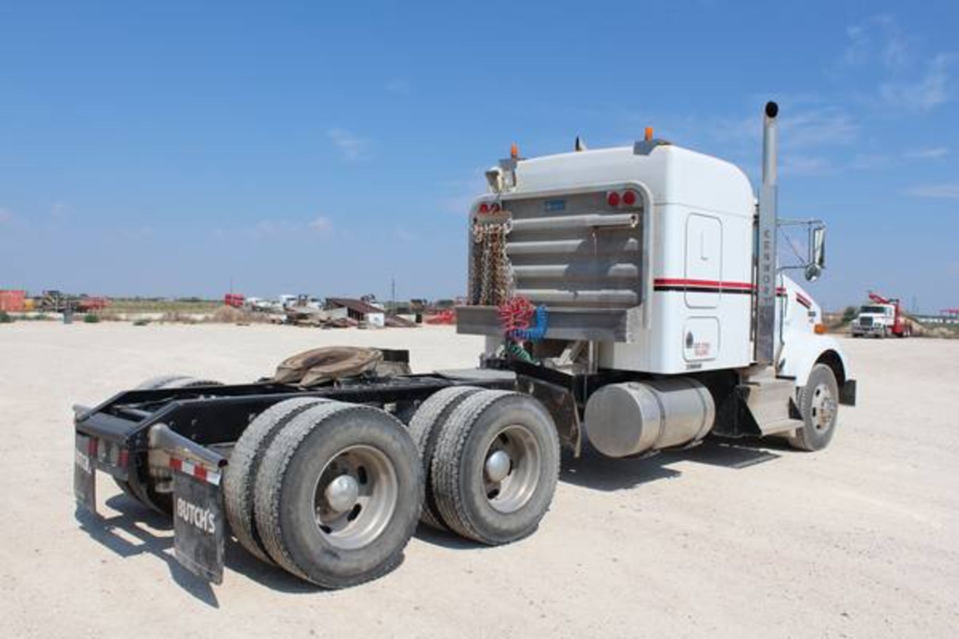 Kenworth Model T800  Tandem Axle Sleeper Semi Tractor ; VIN: 1XKDD49X7BJ288517  (2011); Cummins - Image 4 of 15