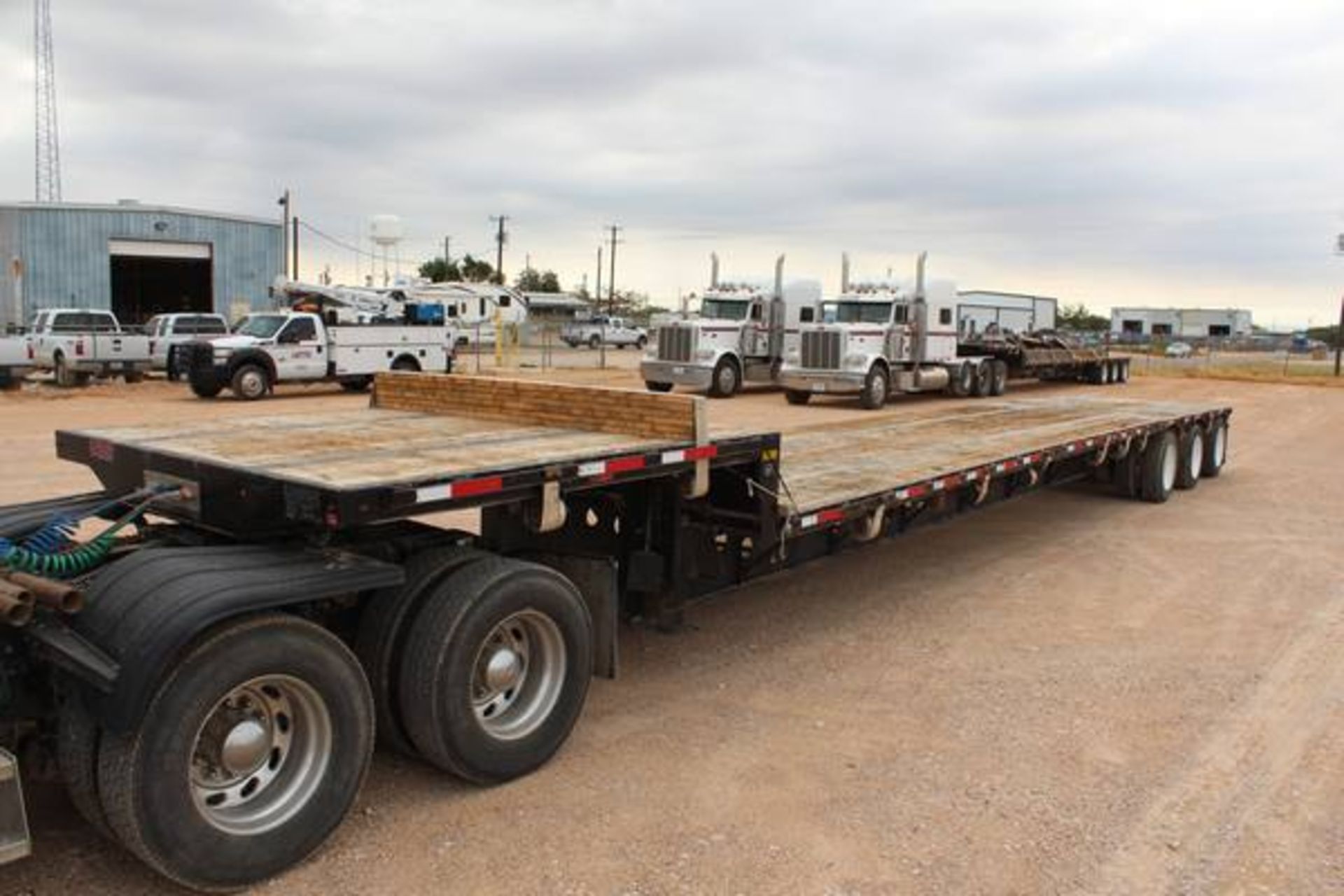 Transcraft Model DTL3000  50-Ton Tri-Axle   Drop Deck Flatbed Trailer ; VIN: 1TTE533S6E3768551  (