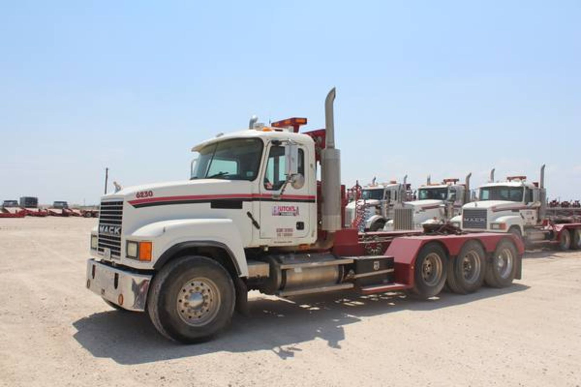 Mack Model CHN613  Tri-Axle Winch Semi Tractor ; VIN: 1MIAJO7Y27N009664  (2007); Day Cab, Mack E7