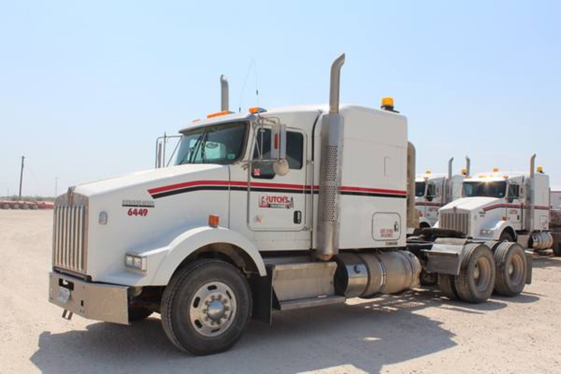 Kenworth Model T800  Tandem Axle Sleeper Semi Tractor ; VIN: 1XKDD49X2BJ288523  (2011); Cummins