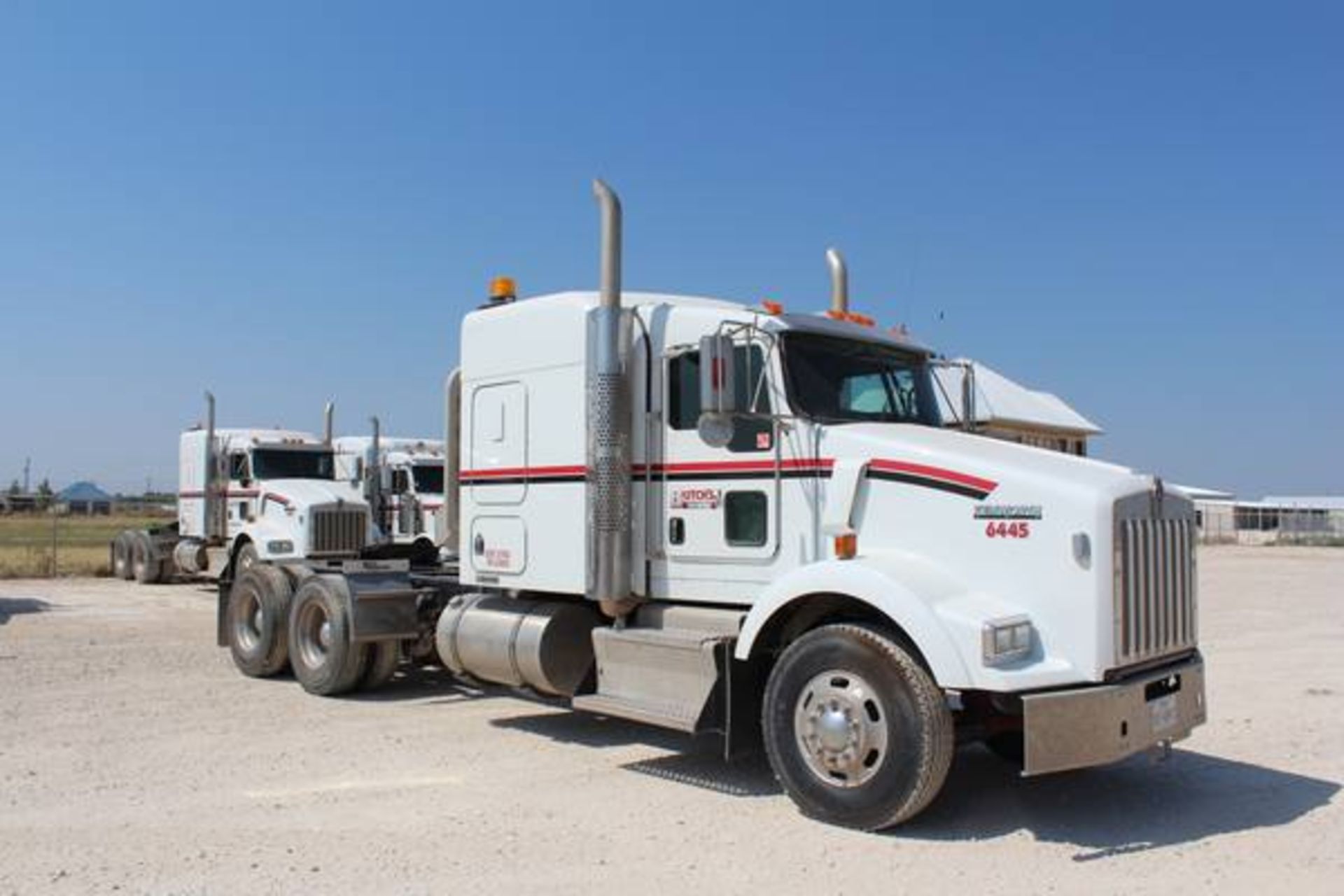 Kenworth Model T800  Tandem Axle Sleeper Semi Tractor ; VIN: 1XKDD49X0BJ288519  (2011); Cummins - Image 6 of 18