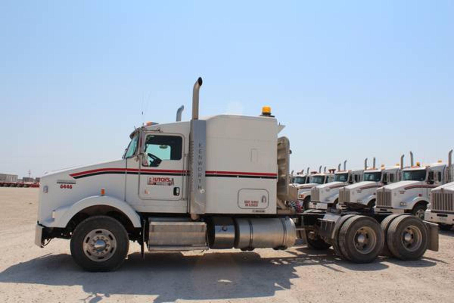 Kenworth Model T800  Tandem Axle Sleeper Semi Tractor ; VIN: 1XKDD49X7BJ288520  (2011); Cummins - Image 2 of 18