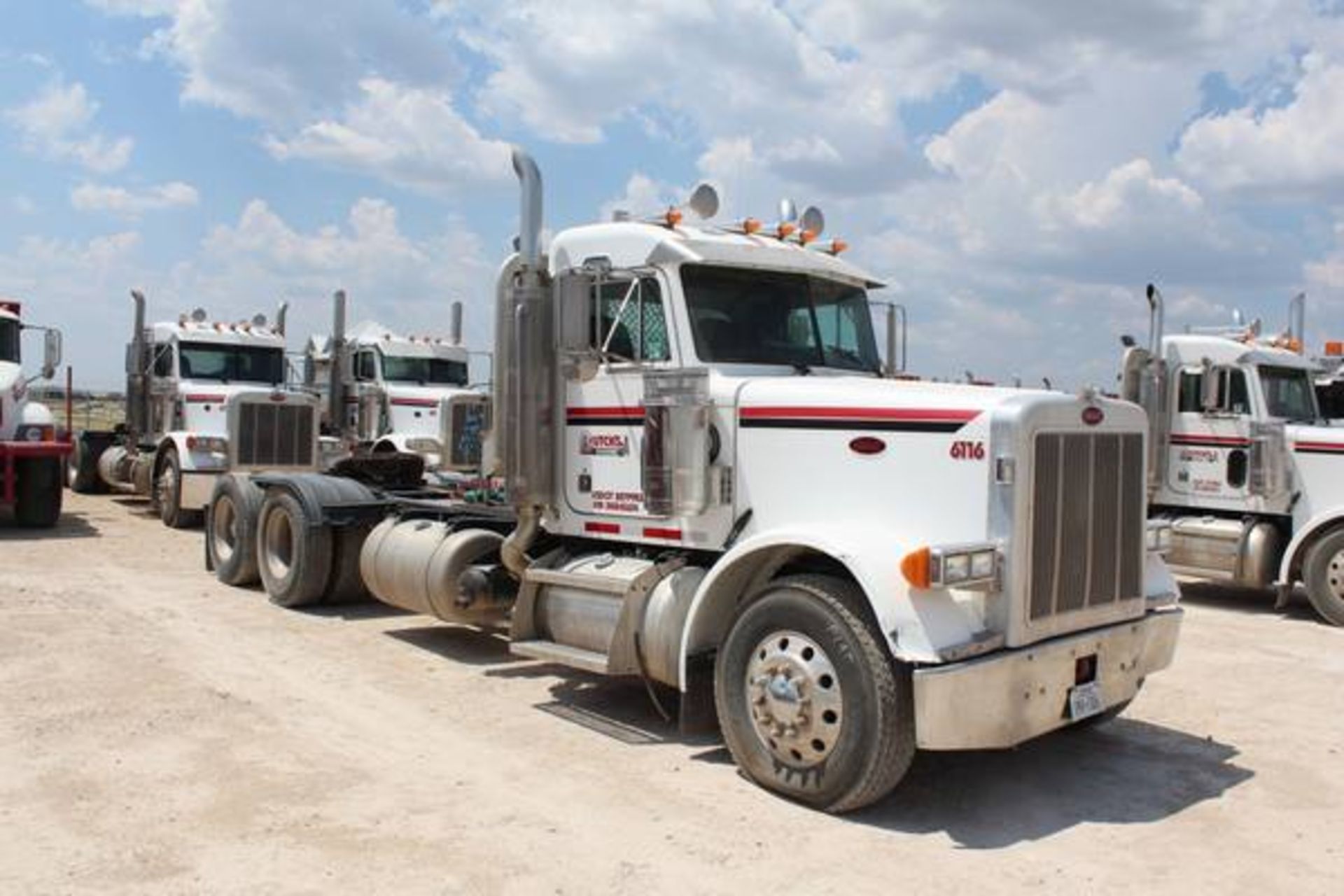 Peterbilt Model 379  Tandem Axle Day Cab Semi Tractor ; VIN: 1XP5DB9X45N845674  (2005); CAT C15 - Image 6 of 15