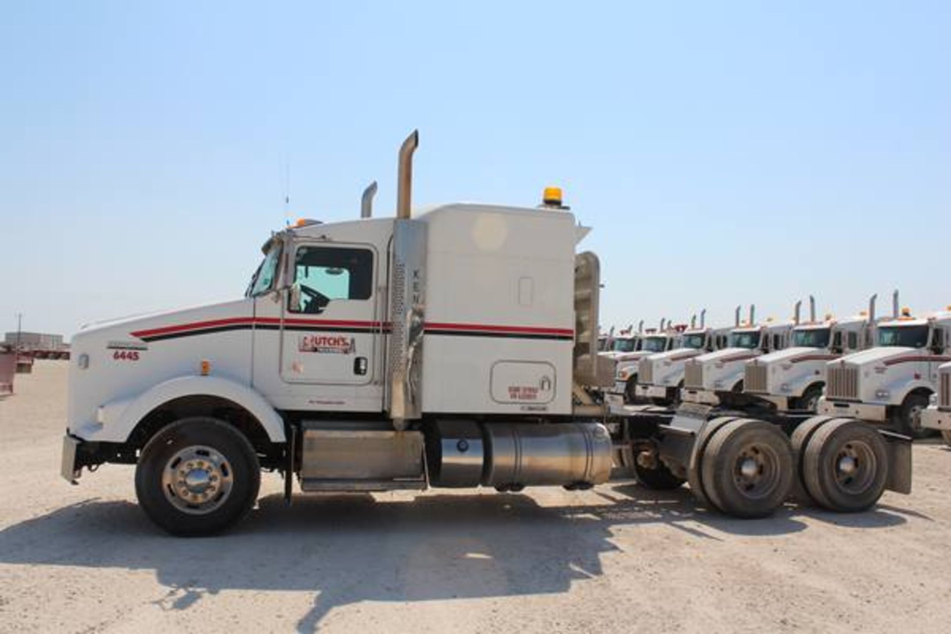 Kenworth Model T800  Tandem Axle Sleeper Semi Tractor ; VIN: 1XKDD49X0BJ288519  (2011); Cummins - Image 2 of 18