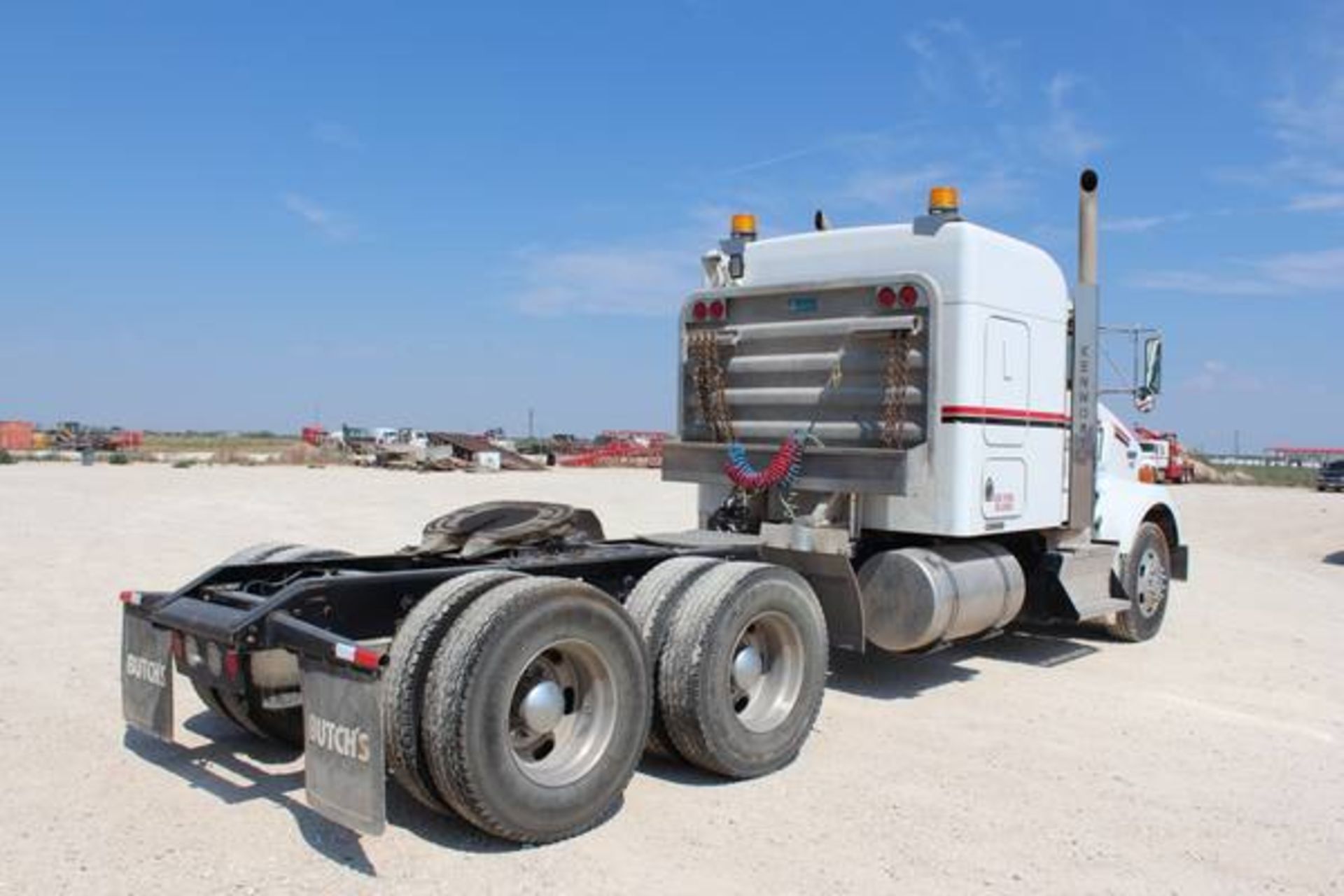 Kenworth Model T800  Tandem Axle Sleeper Semi Tractor ; VIN: 1XKDD49X0BJ288519  (2011); Cummins - Image 4 of 18