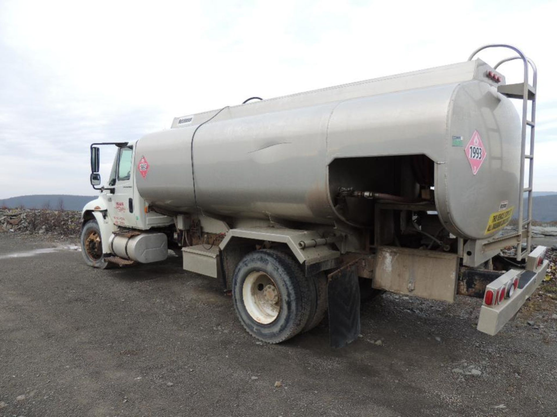 International Fuel Truck, 4400 / DT466 - Image 2 of 3