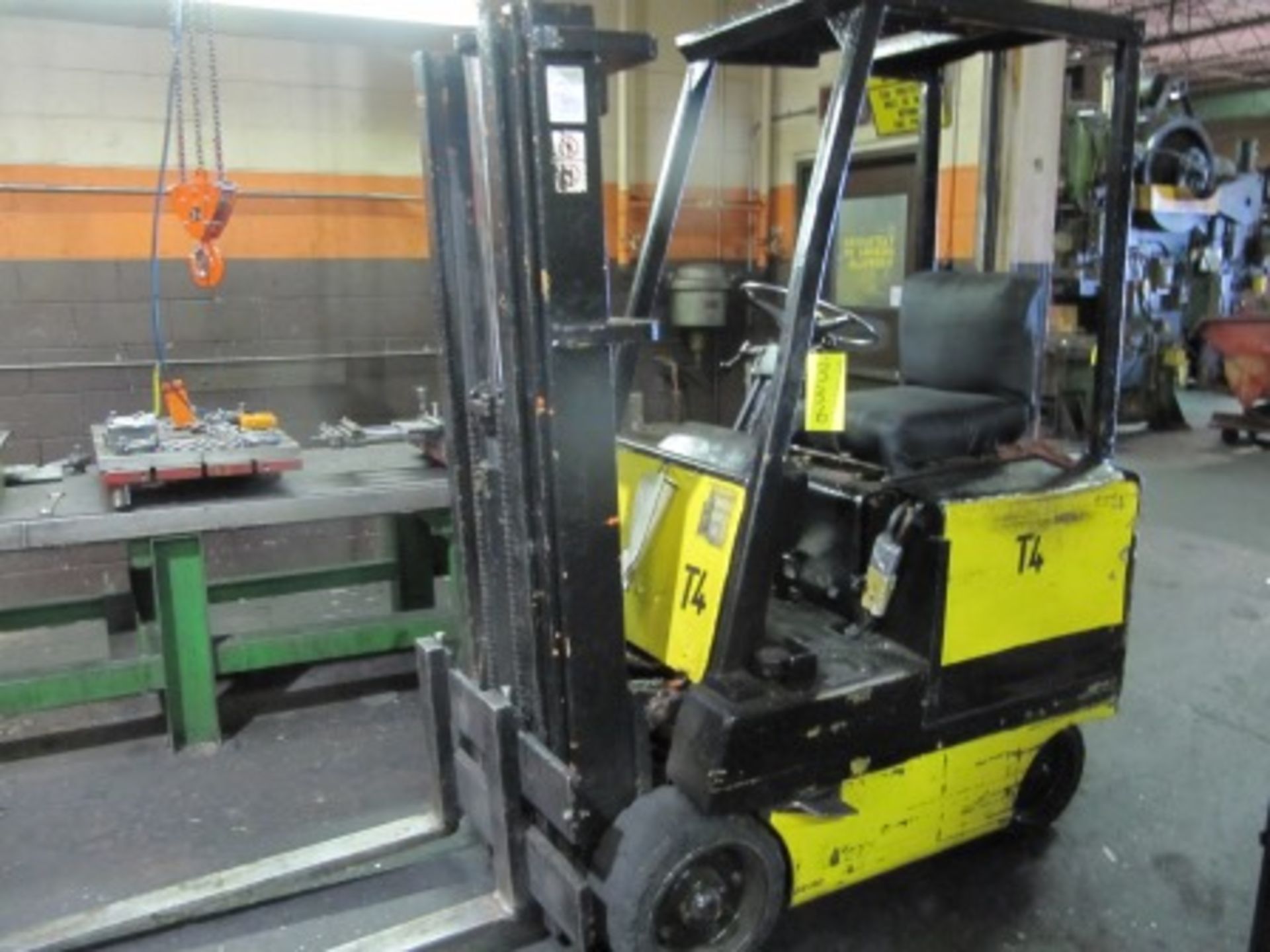 CLARK EC500-40F 4,000# 3-STAGE ELECTRIC FORKLIFT W/SIDESHIFT & CHARGER S/N: E3558803156FA (T-4)