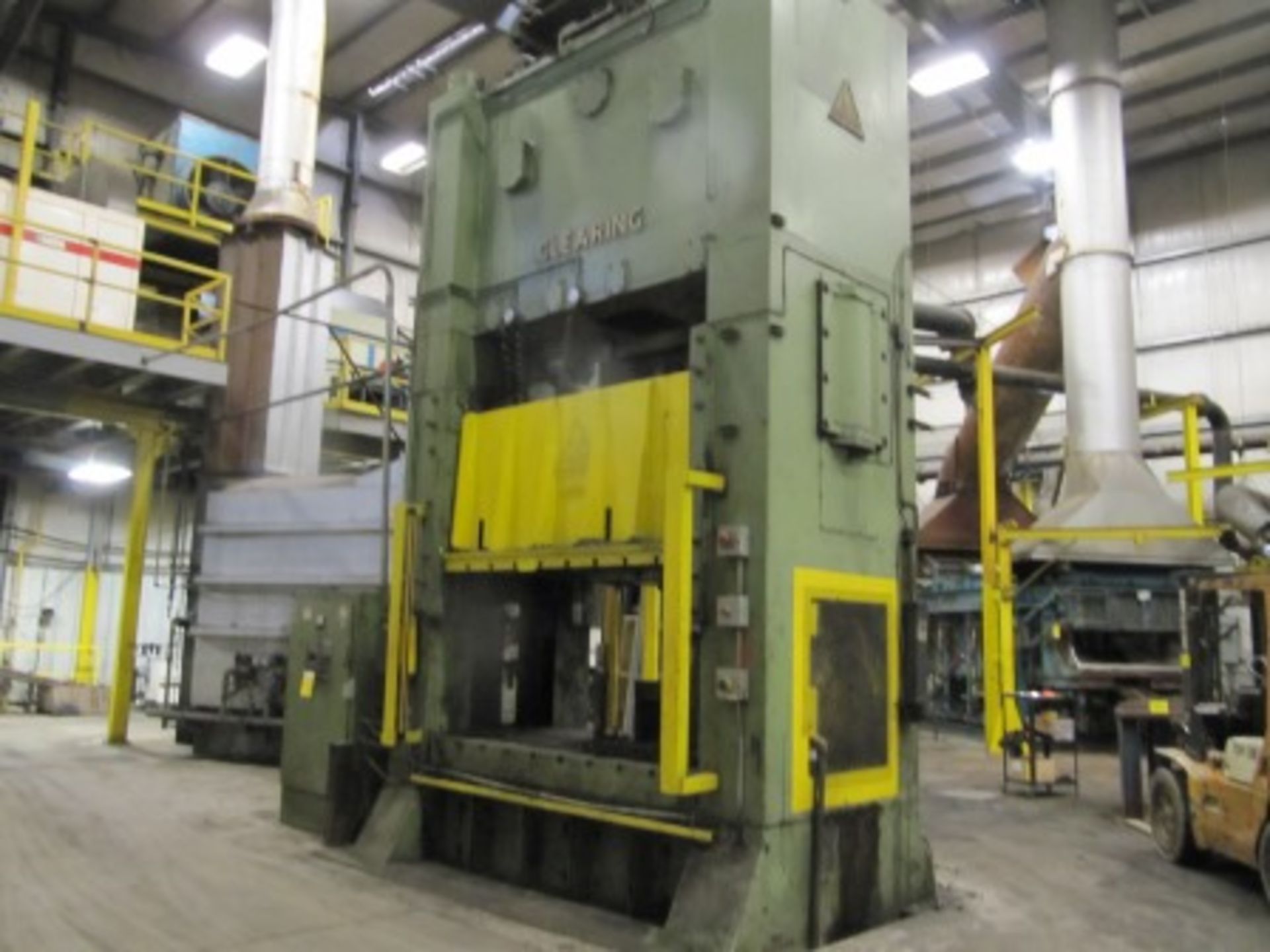 CLEARING F-2600-96 600-TON STRAIGHT SIDE PRESS, 96"X60" BED, 18" STROKE, 46" SHUT HEIGHT W/COMMAND - Image 2 of 6