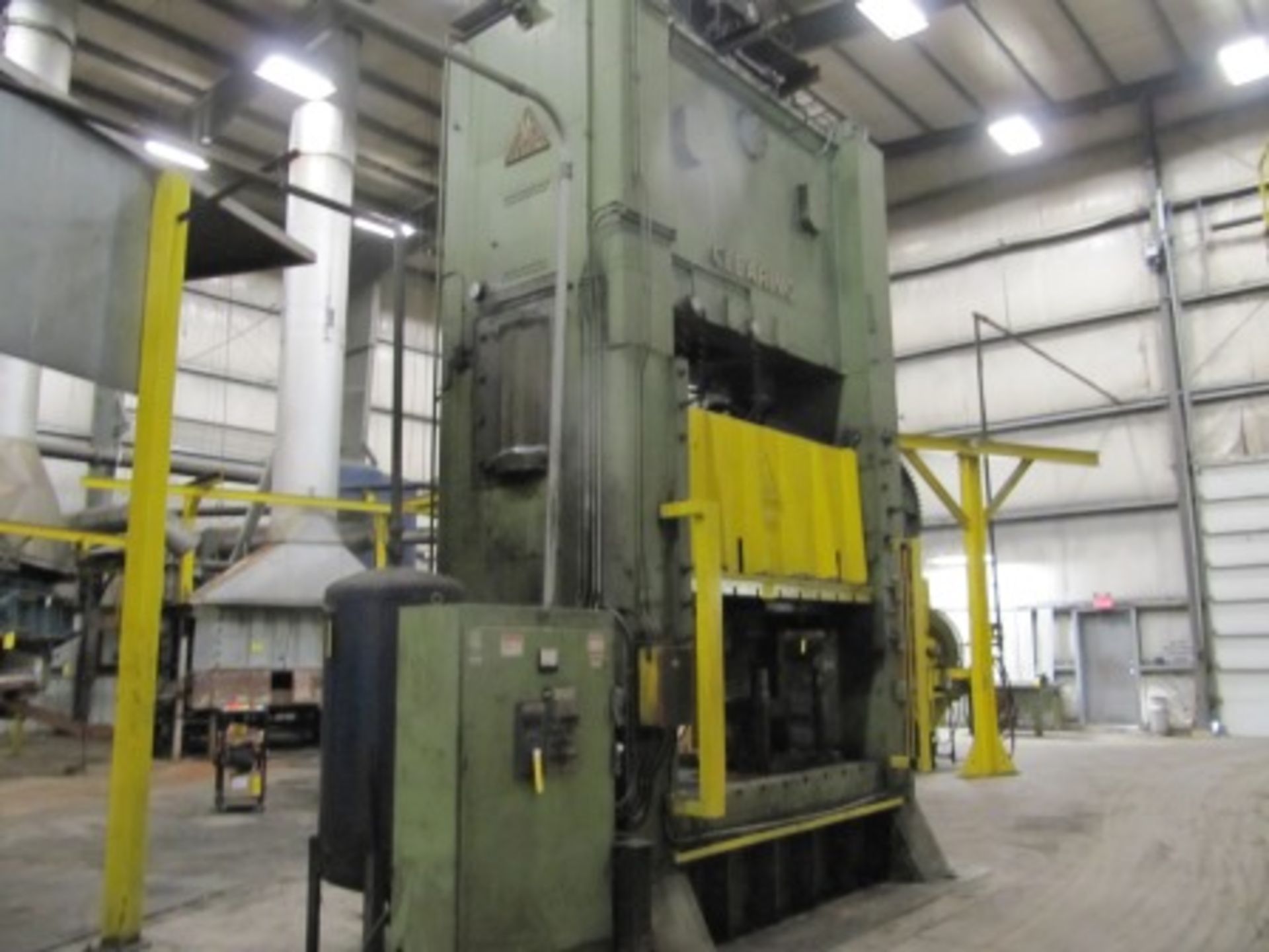 CLEARING F-2600-96 600-TON STRAIGHT SIDE PRESS, 96"X60" BED, 18" STROKE, 46" SHUT HEIGHT W/COMMAND - Image 4 of 6