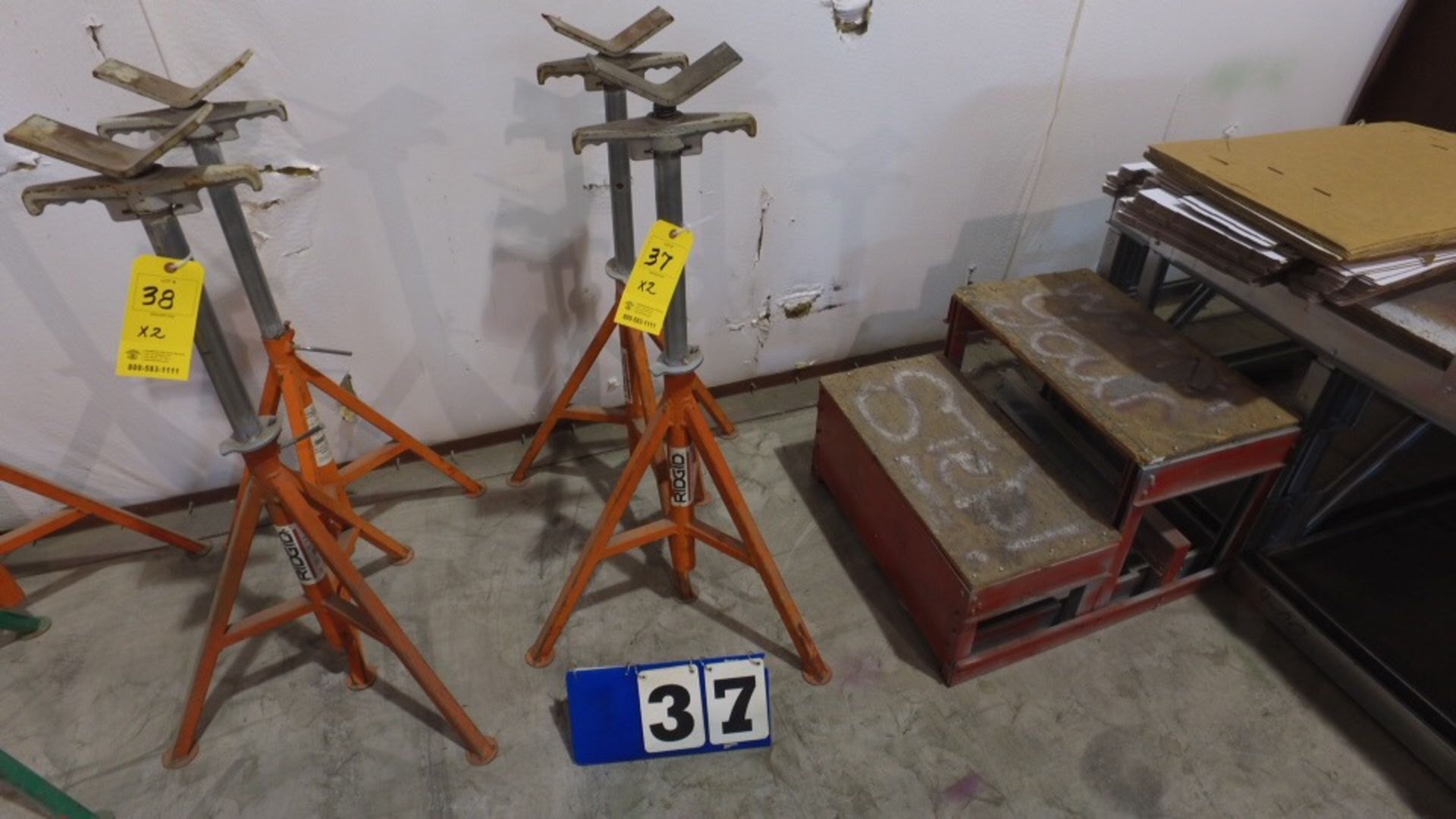 ADJ MATERIAL WORK STANDS