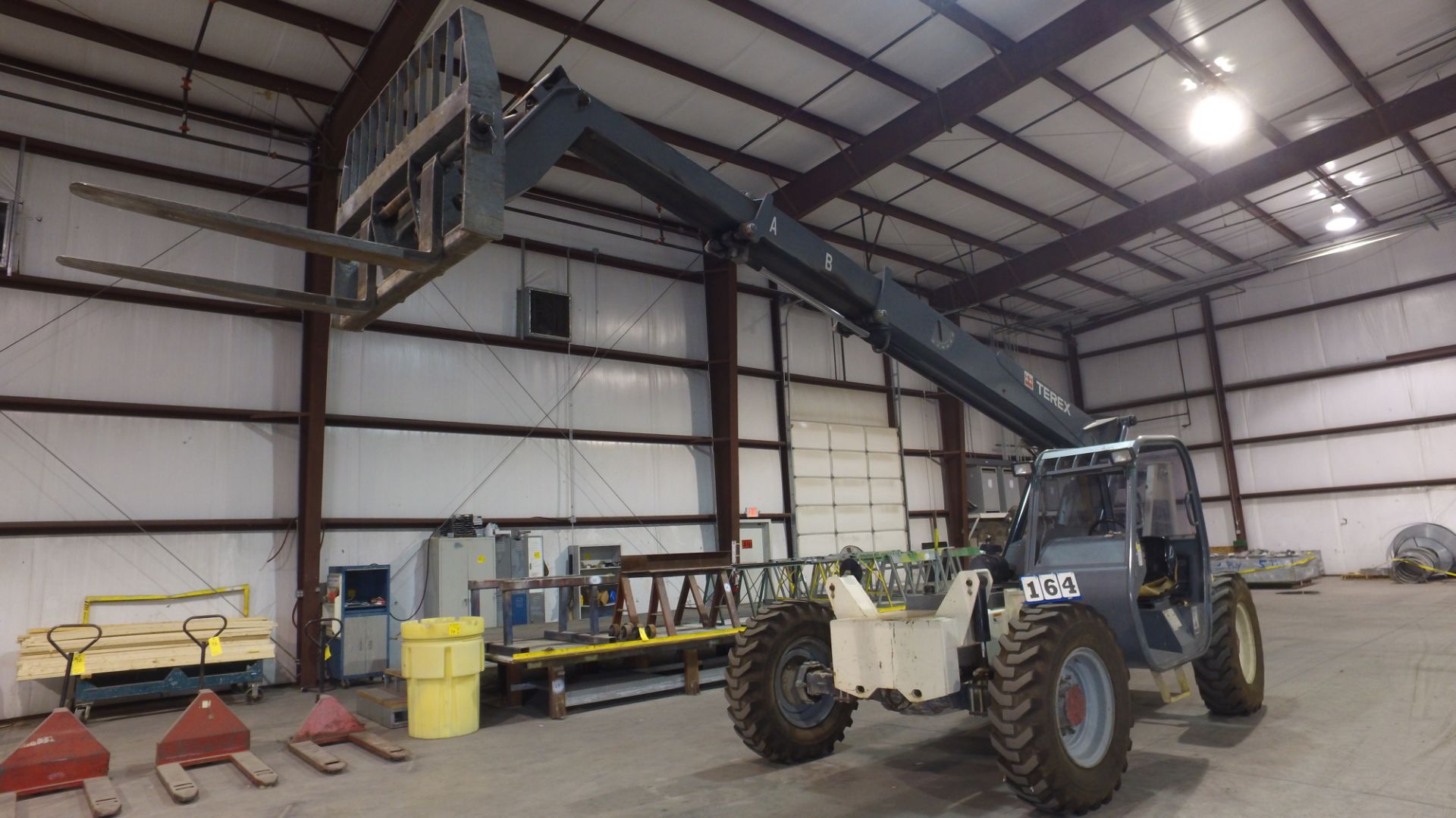 TEREX TELEAHANDLER MDL:TH0605A, S/N:7661, ATTACHMENT #60FF, 6000 LB CAP, DIESEL ENGINE, 5787