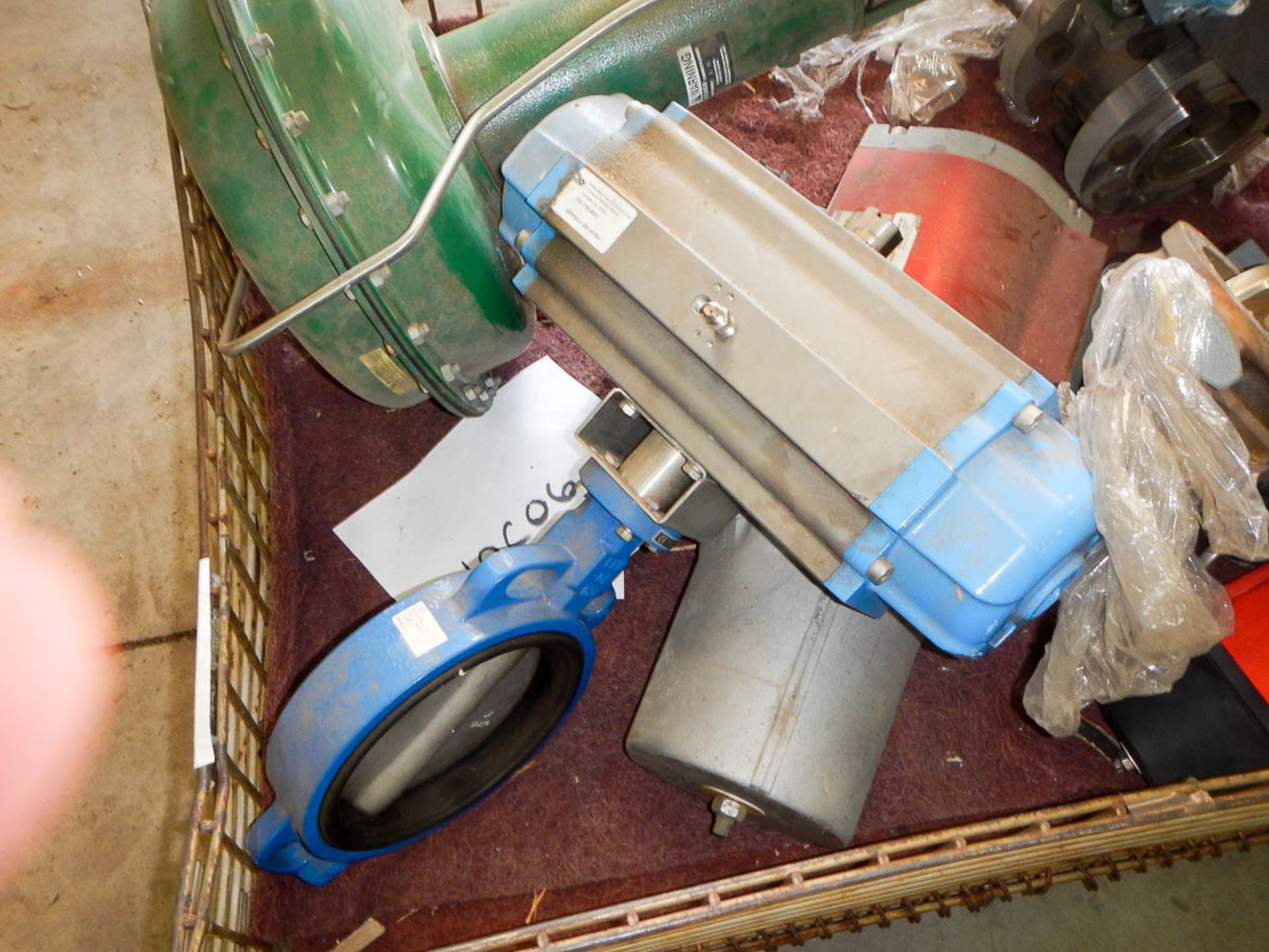 Lot Consisting of: Fisher Control V-Ball 4" Pneumatic Valve, 4" Pnuematic Gate Valve, Remote Control - Image 4 of 7