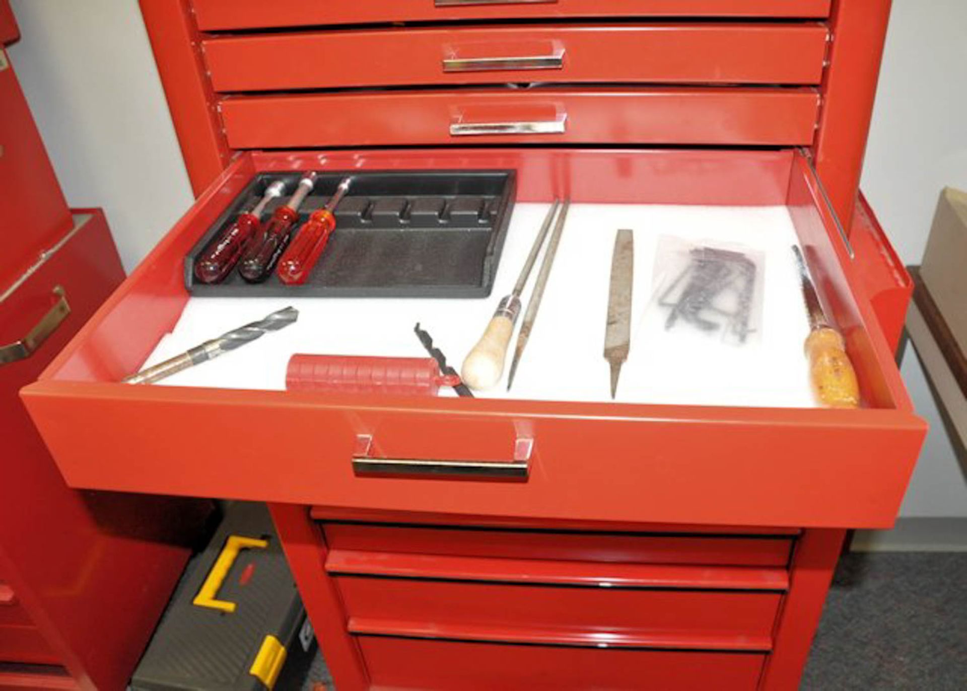 STACK-ON QIK SERIES 3-PIECE ROLLING TOOLBOX WITH HAND TOOL CONTENTS - Image 3 of 5