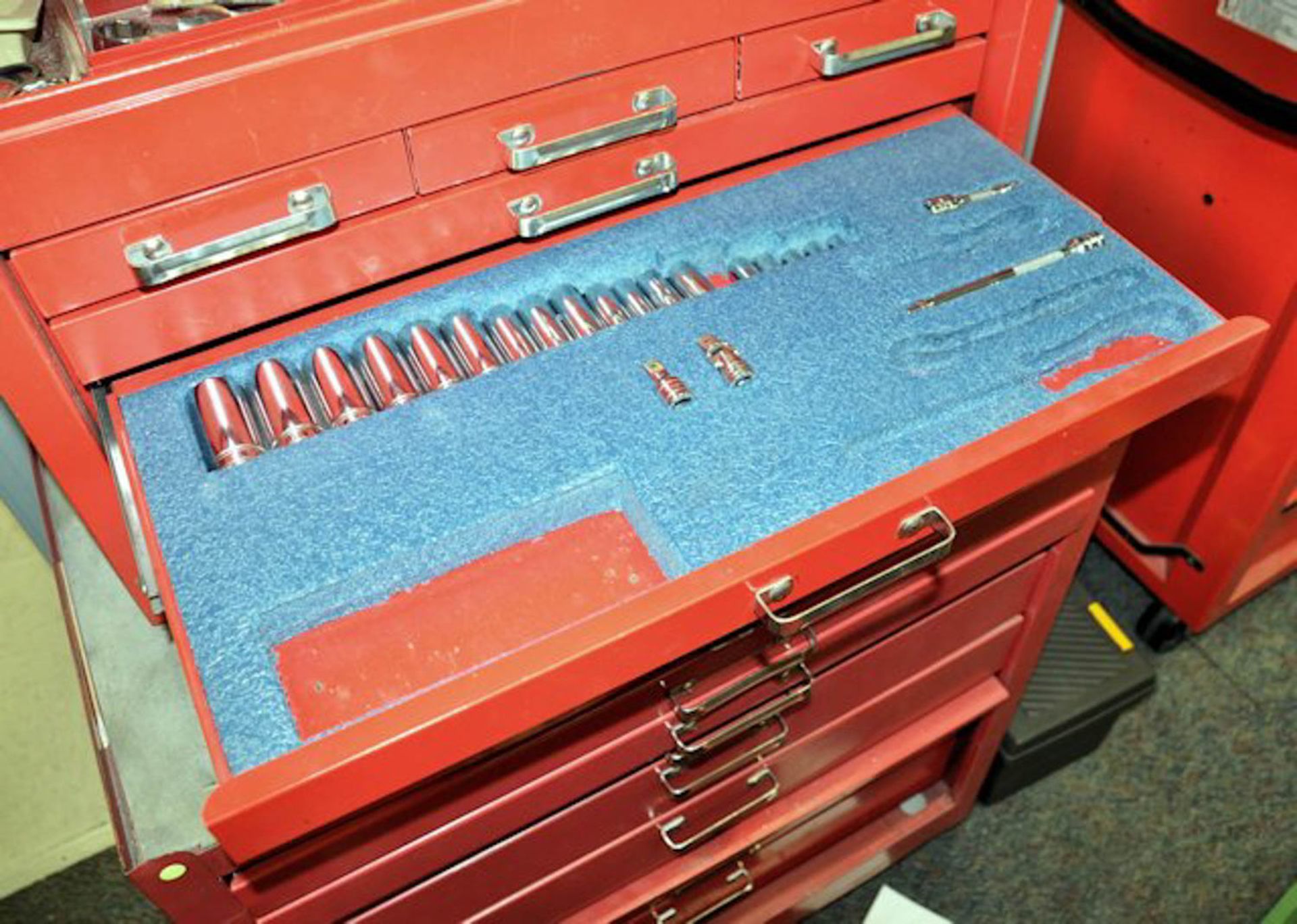 STACK-ON 2-PIECE ROLLING TOOLBOX WITH HAND TOOL CONTENTS - Image 3 of 10