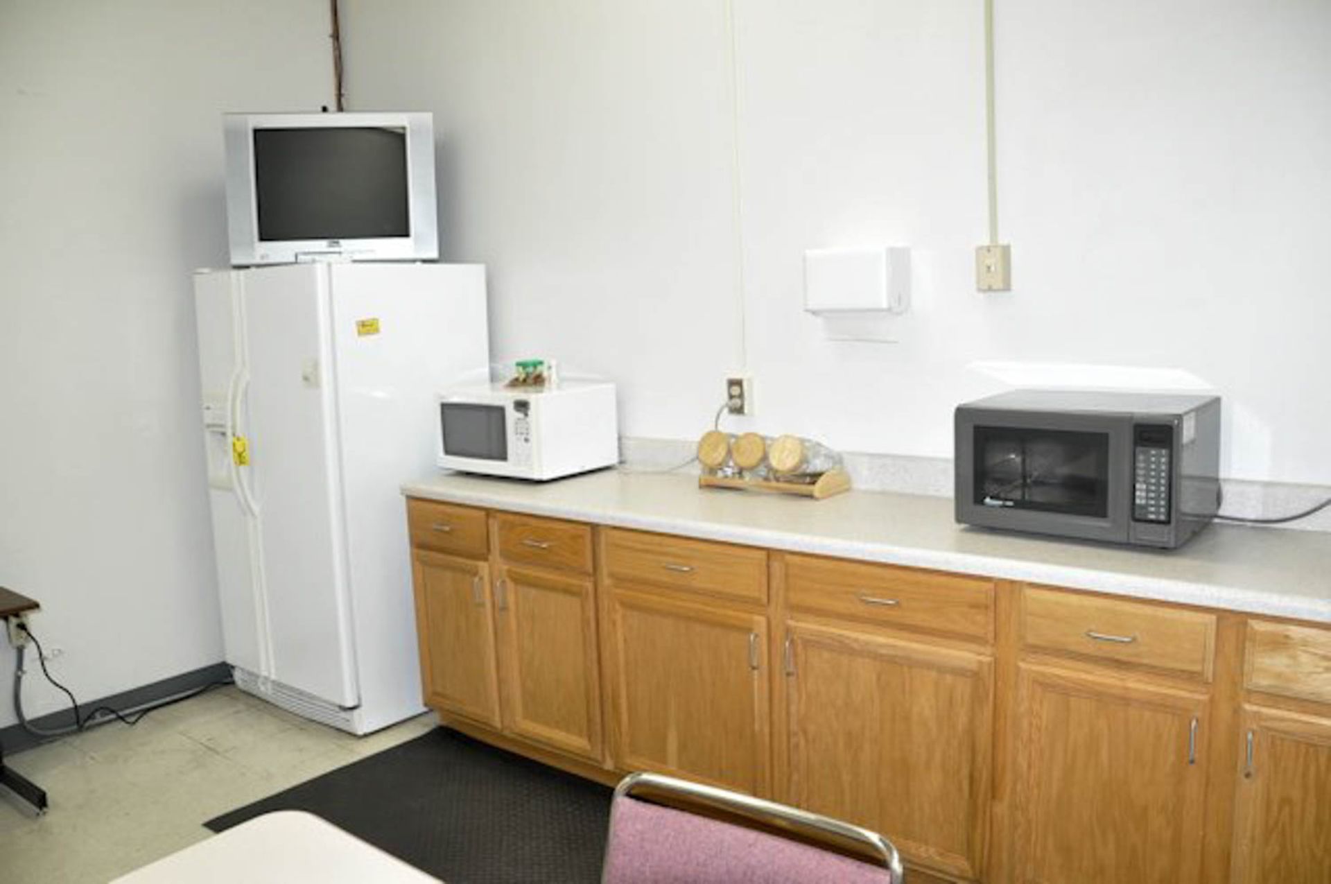 LOT OF (1) REFRIGERATOR, (2) MICROWAVES AND (1) SONY TV