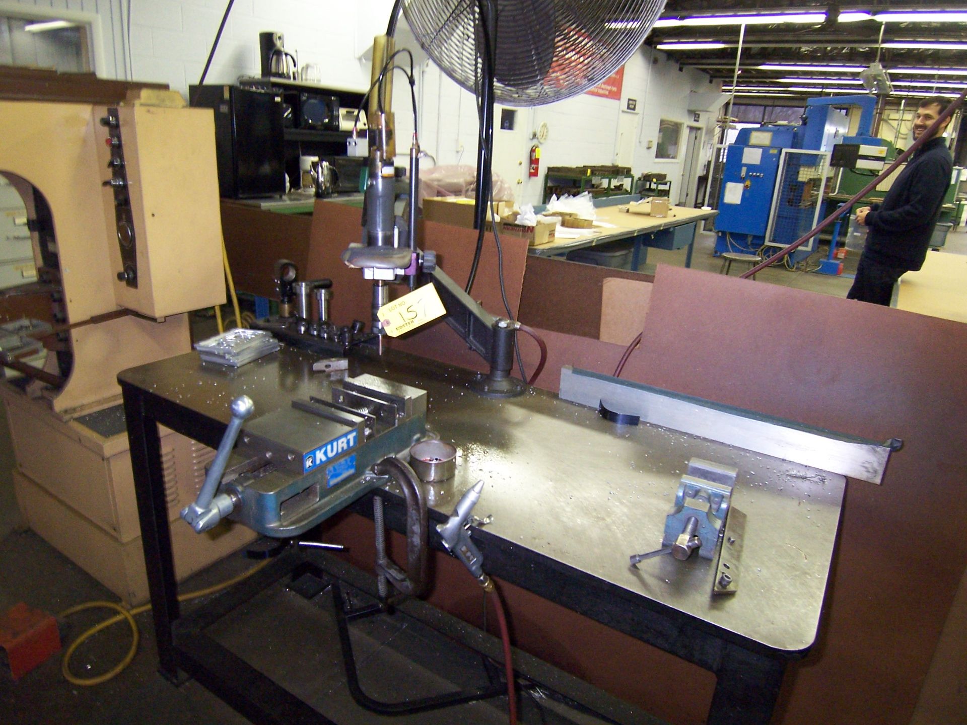 FLEX ARM PNEUMATIC TORQUE DRIVER / TAPPER, WITH VISE & STEEL TABLE - Image 2 of 2