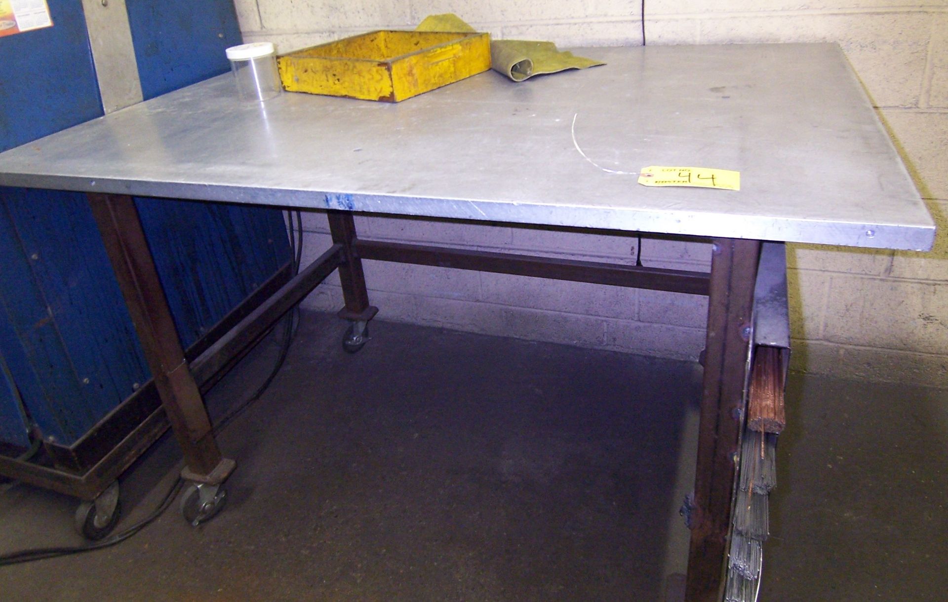 ROLLING ALUMINUM TOP WORK BENCH