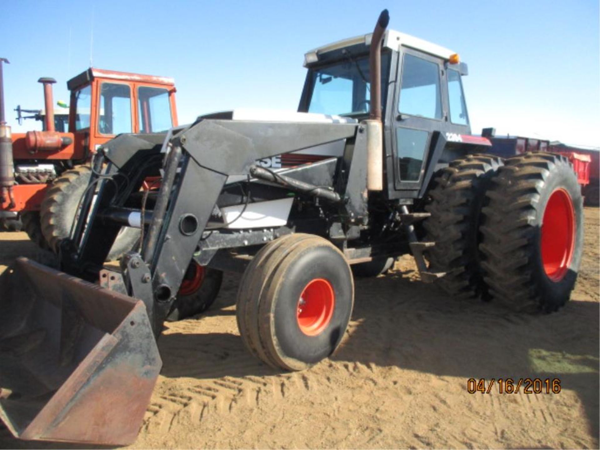 2394 Case IH Tractor w/Loader & Bucket