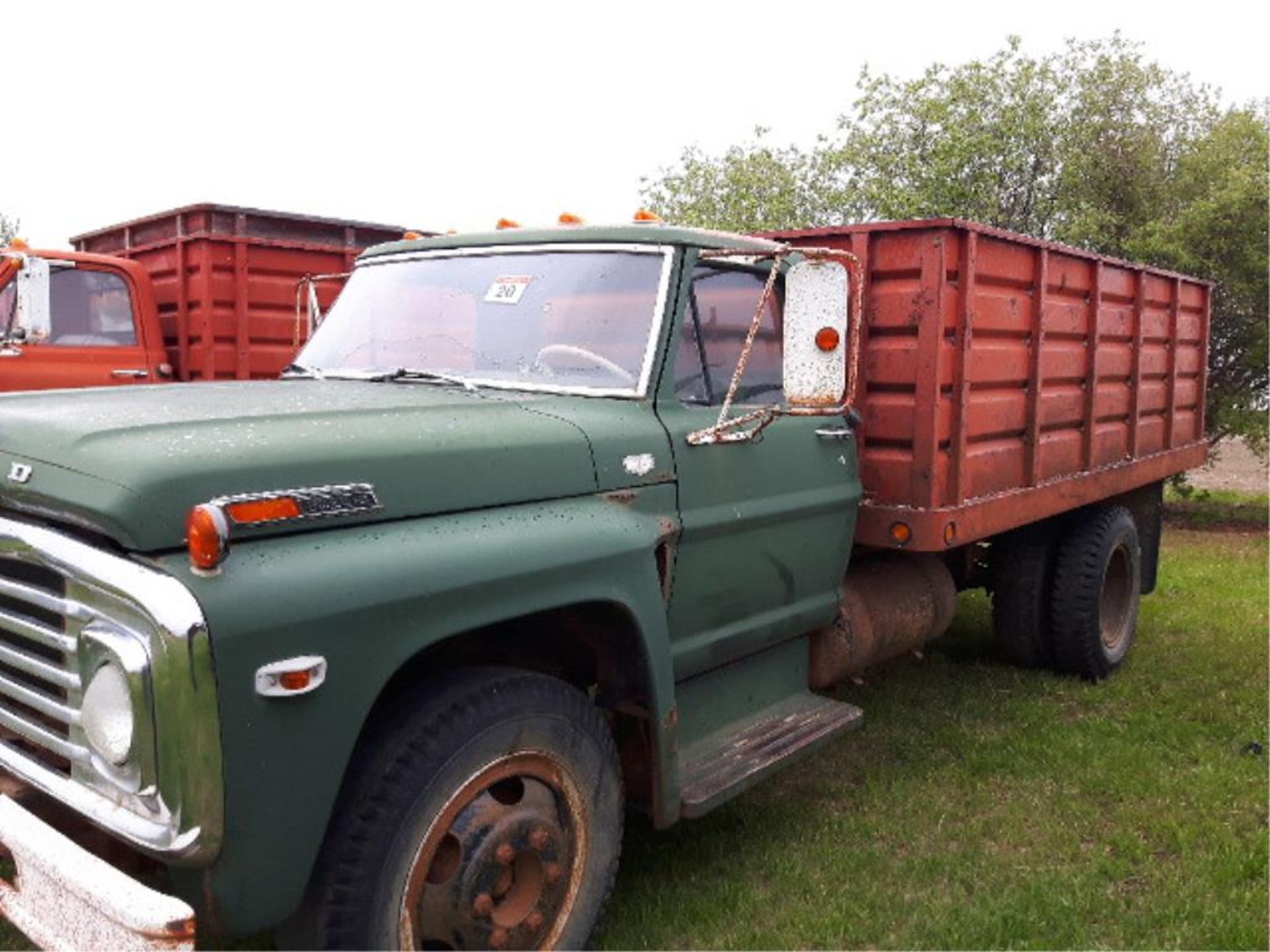 1975 Ford 600 S/A Grain Truck