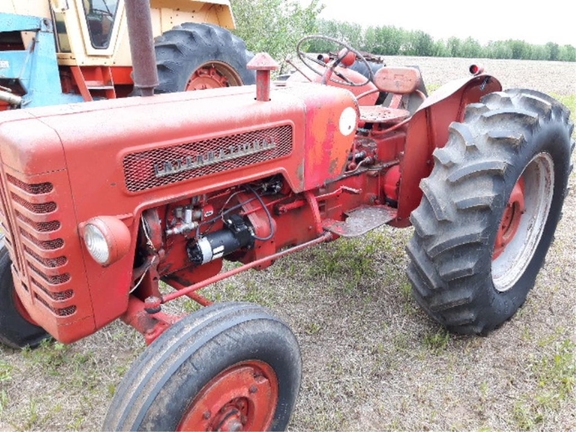 B275 International Tractor - Image 2 of 7