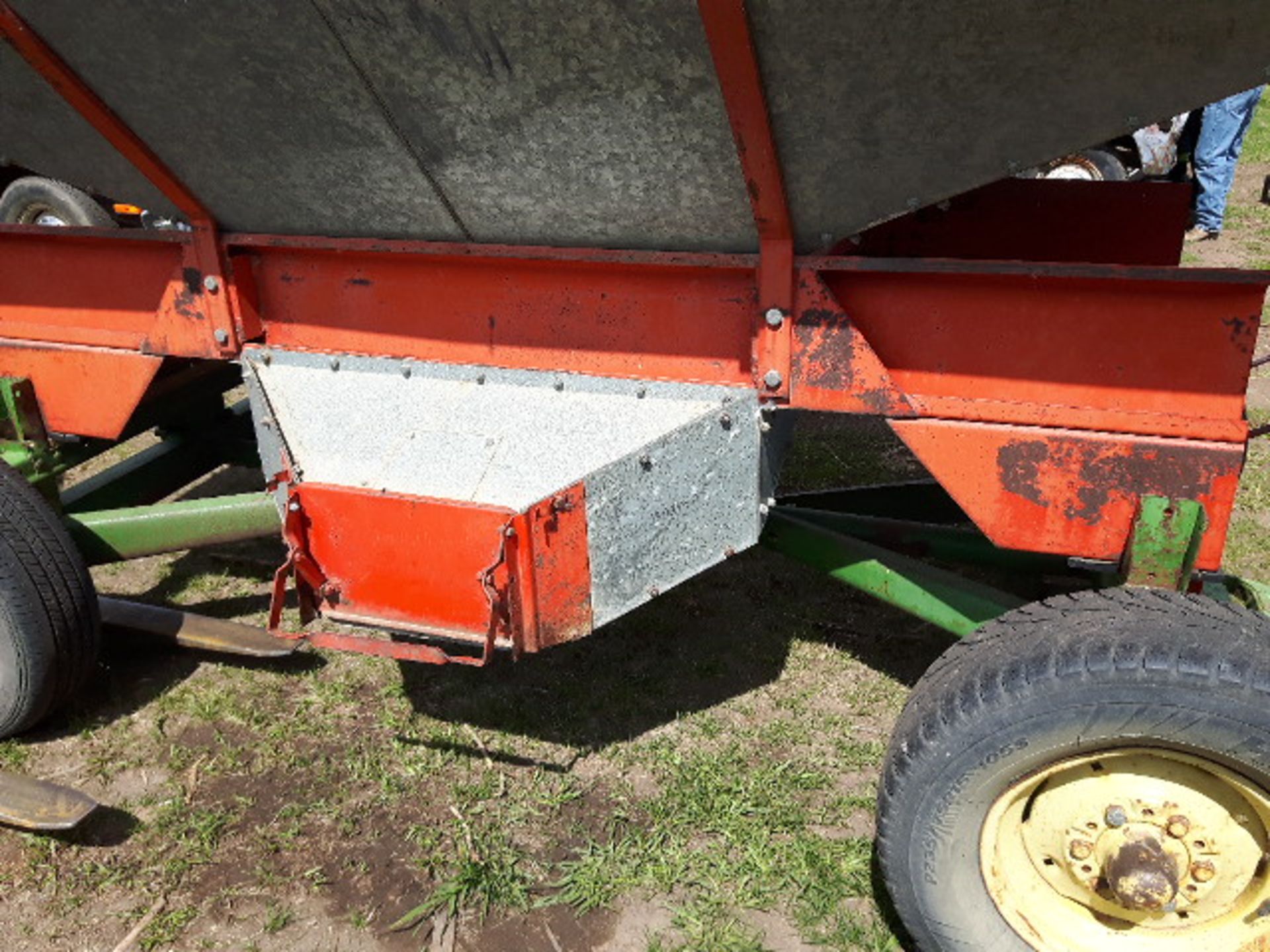 Gravity Wagon Grain Cart - Image 2 of 2