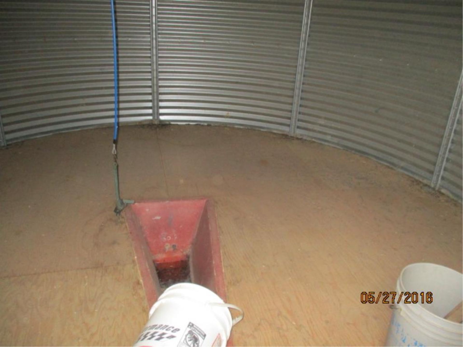 Twister 2400 bushel, Flat bottom - Image 2 of 2