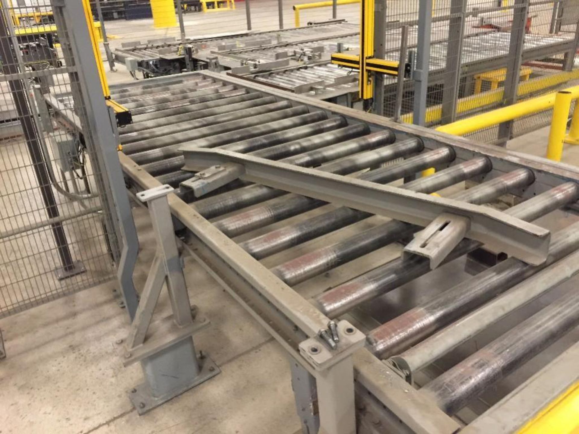 Automated Pallet Transfer System with Roller Conveyor Safety Guard Cage The fully automated pallet - Image 2 of 9
