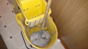 Rubbermaid Mop System w/Mop and New Mophead